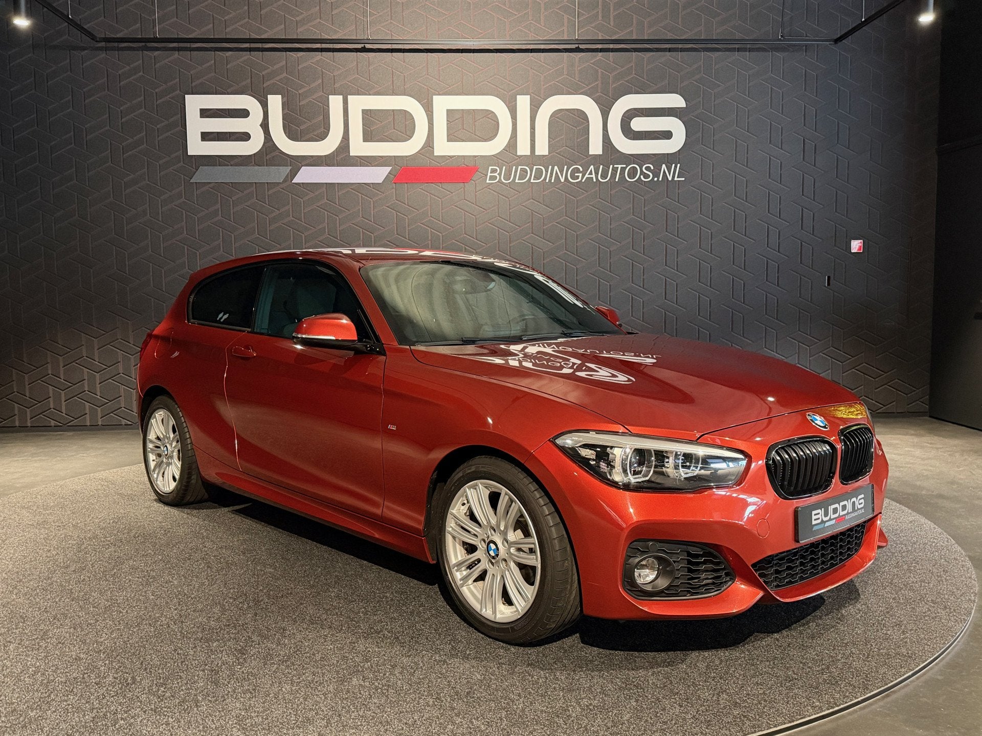 BMW 1-serie 118i Edition M Sport Shadow High Exe | Keyless, Auto's, Gebruikt, Overige kleuren, 1290 kg, 4 stoelen