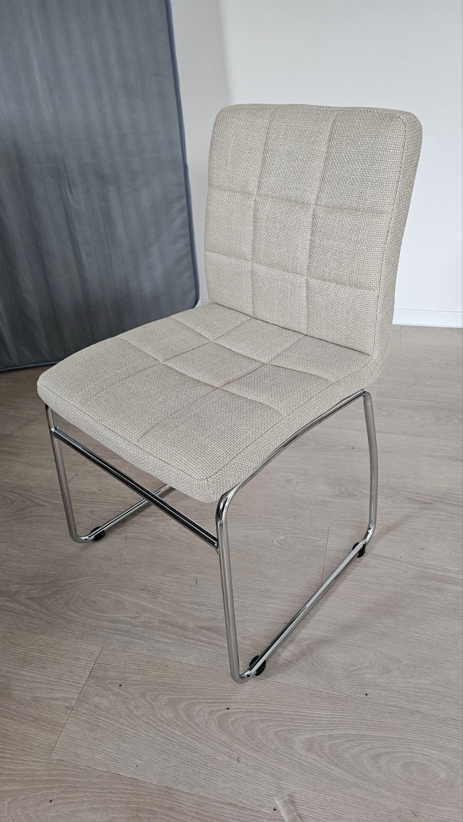 2 Moderne eetkamerstoelen - Beige stof met chromen onderstel, Ophalen, Overige kleuren, Zo goed als nieuw, Stof