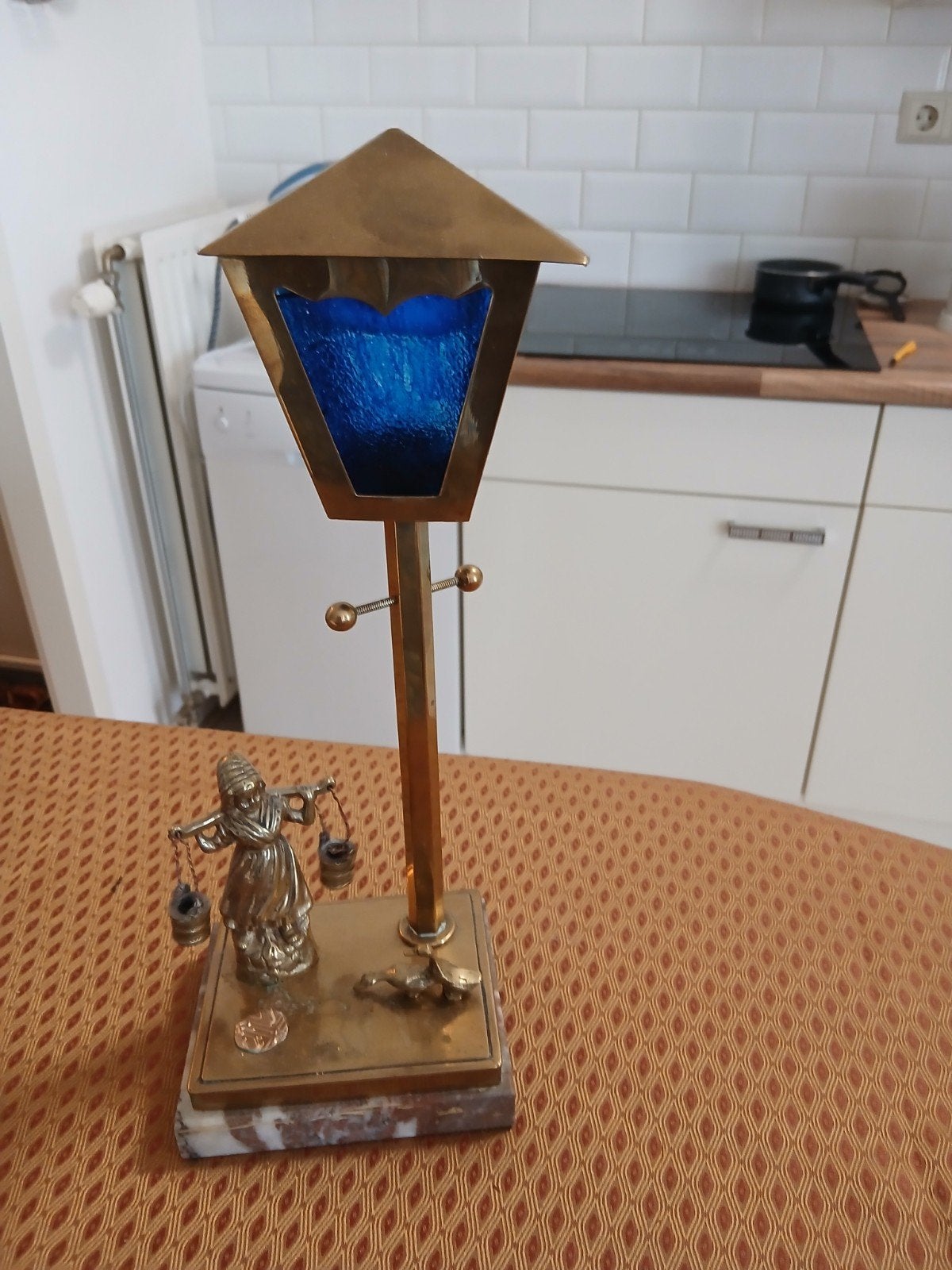 Vintage messing lamp met marmeren voet en beeldjes, Ophalen