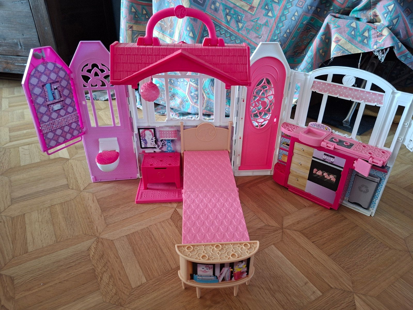 Nieuw Barbiehuis van Mattel met accessoires, Kinderen en Baby's, Speelgoed | Poppen, Ophalen of Verzenden