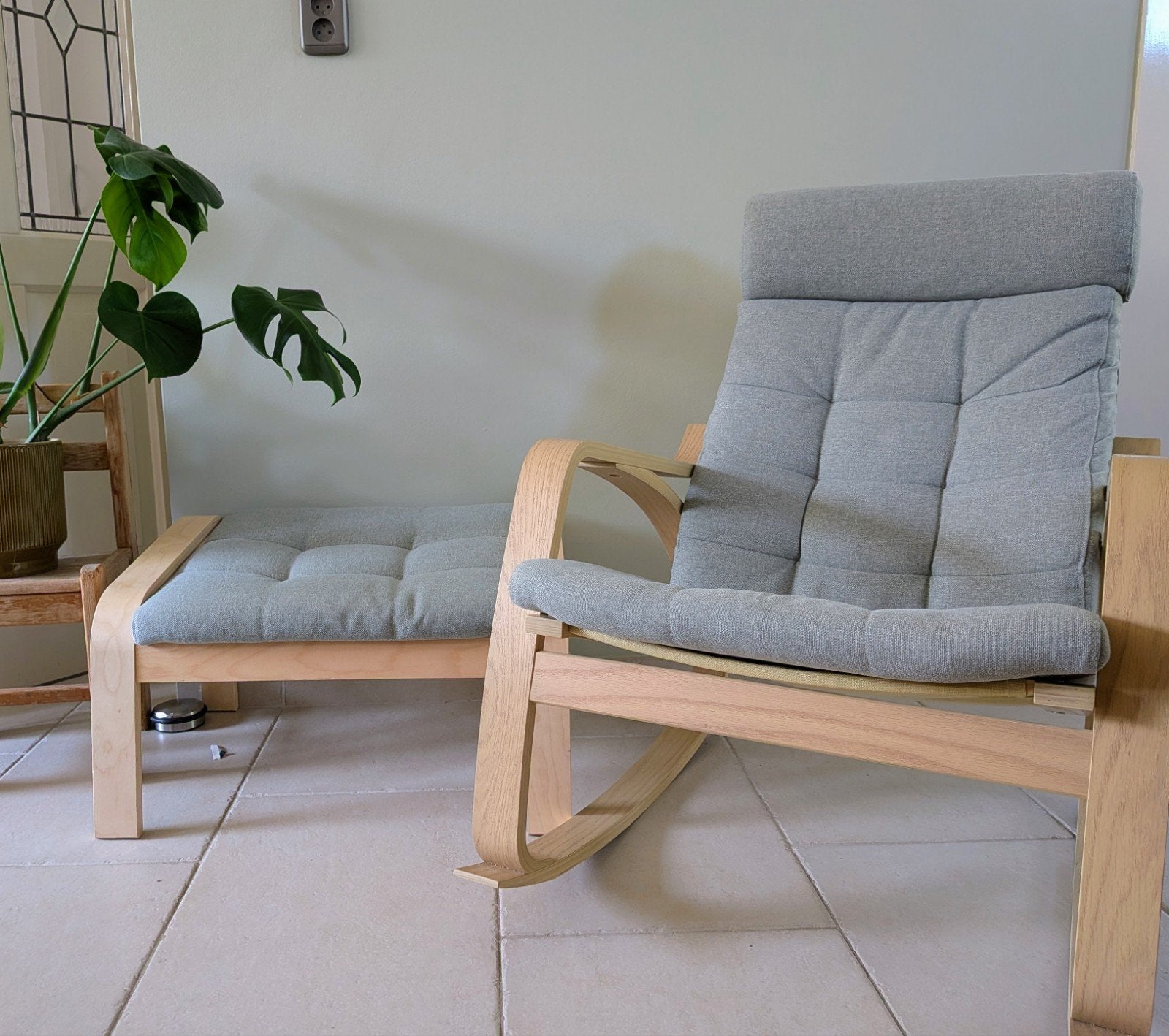 IKEA POÄNG schommelstoel met voetenbank - Zo goed als nieuw, Ophalen, Overige kleuren, Zo goed als nieuw, Stof