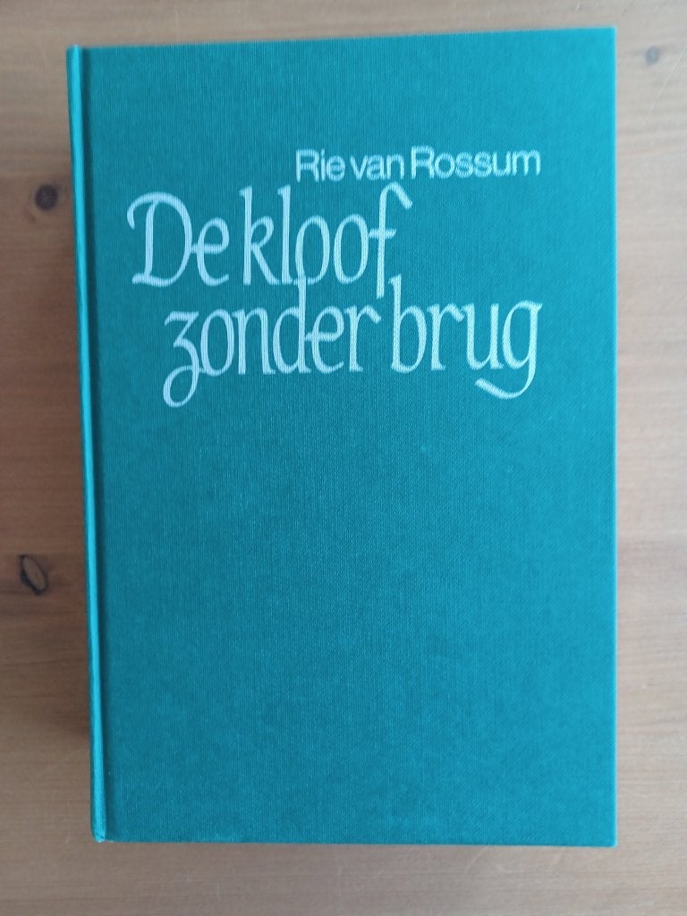 De kloof zonder brug - trilogie, Boeken, Gelezen, Rie van Rossum, Ophalen of Verzenden, Nederland