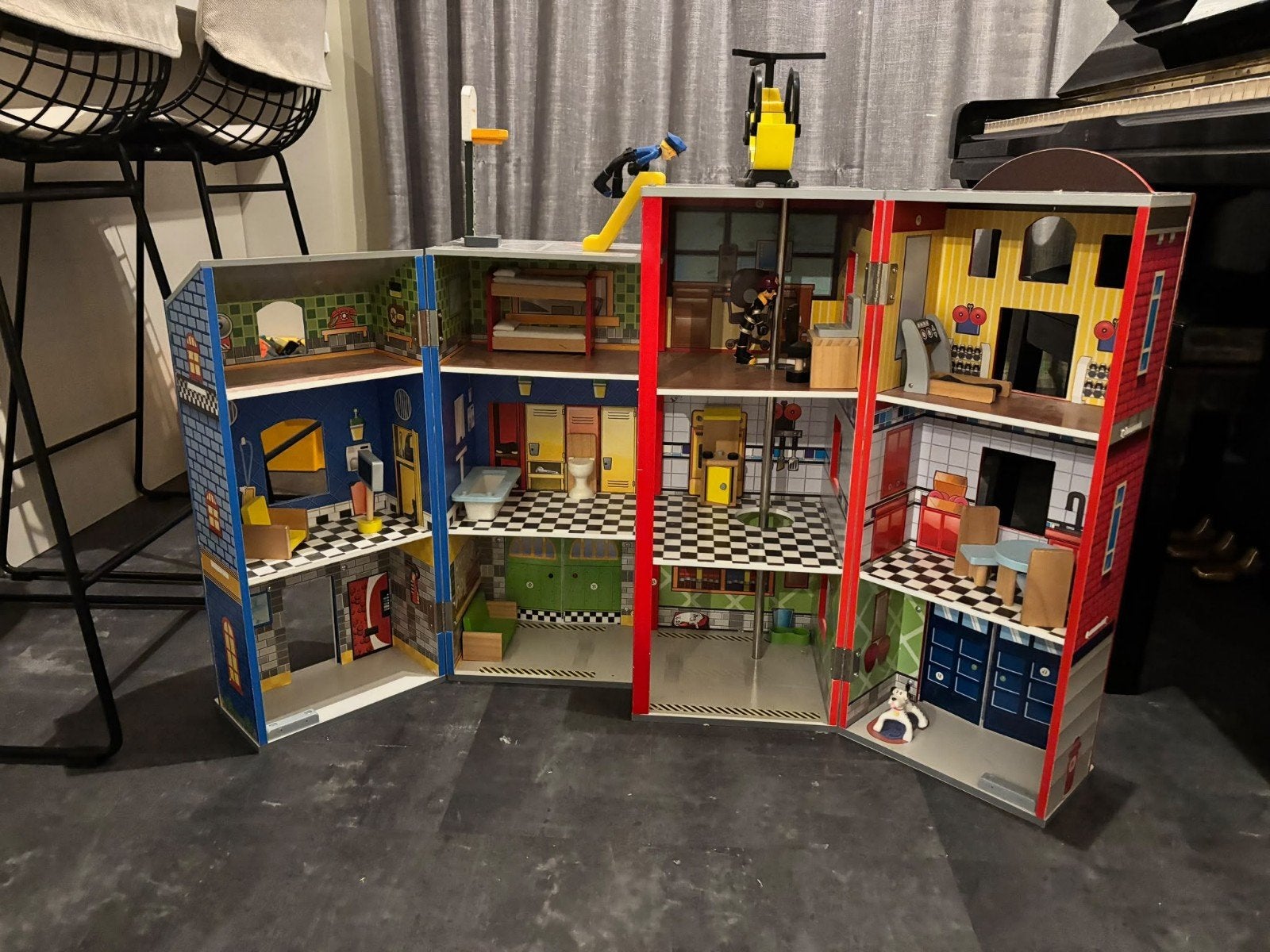 Groot houten speelhuis/brandweerkazerne met accessoires, Ophalen, Gebruikt, Jongen of Meisje