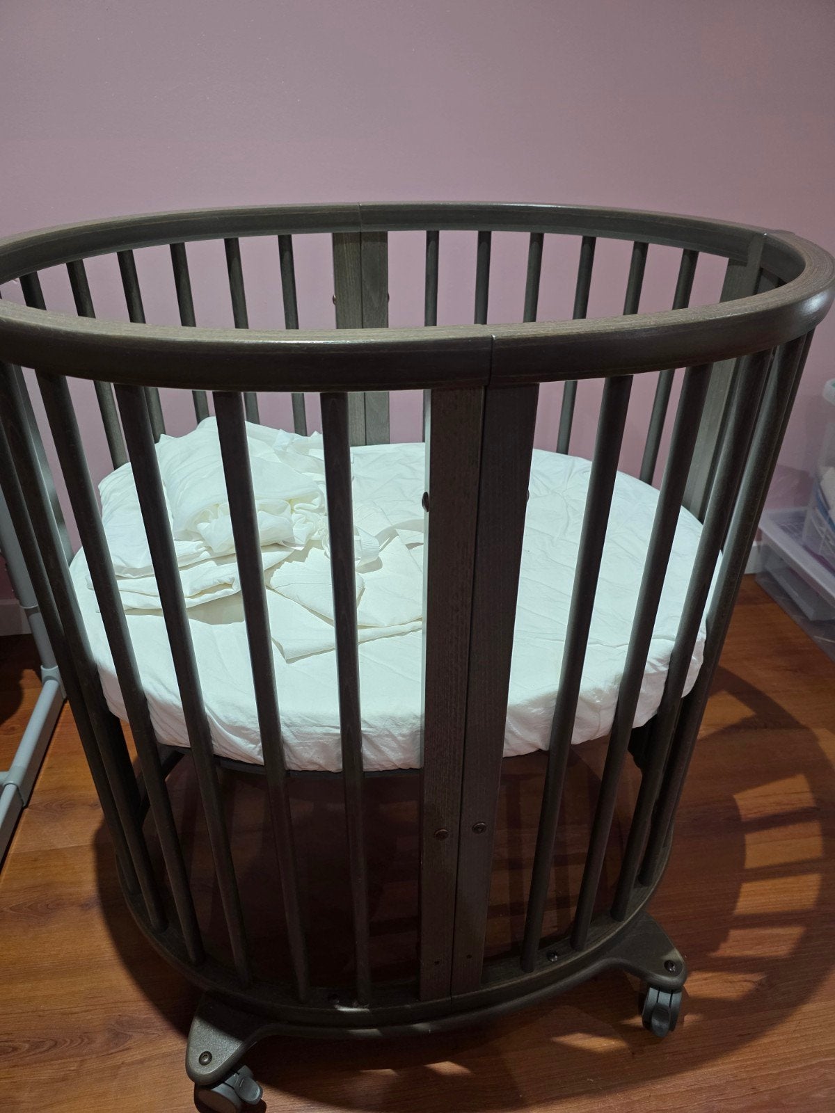 Stokke baby sleepi V2 Ovaal wiegje met matras en beddengoed, Kinderen en Baby's, Babywiegjes en Ledikanten, Ophalen, Gebruikt