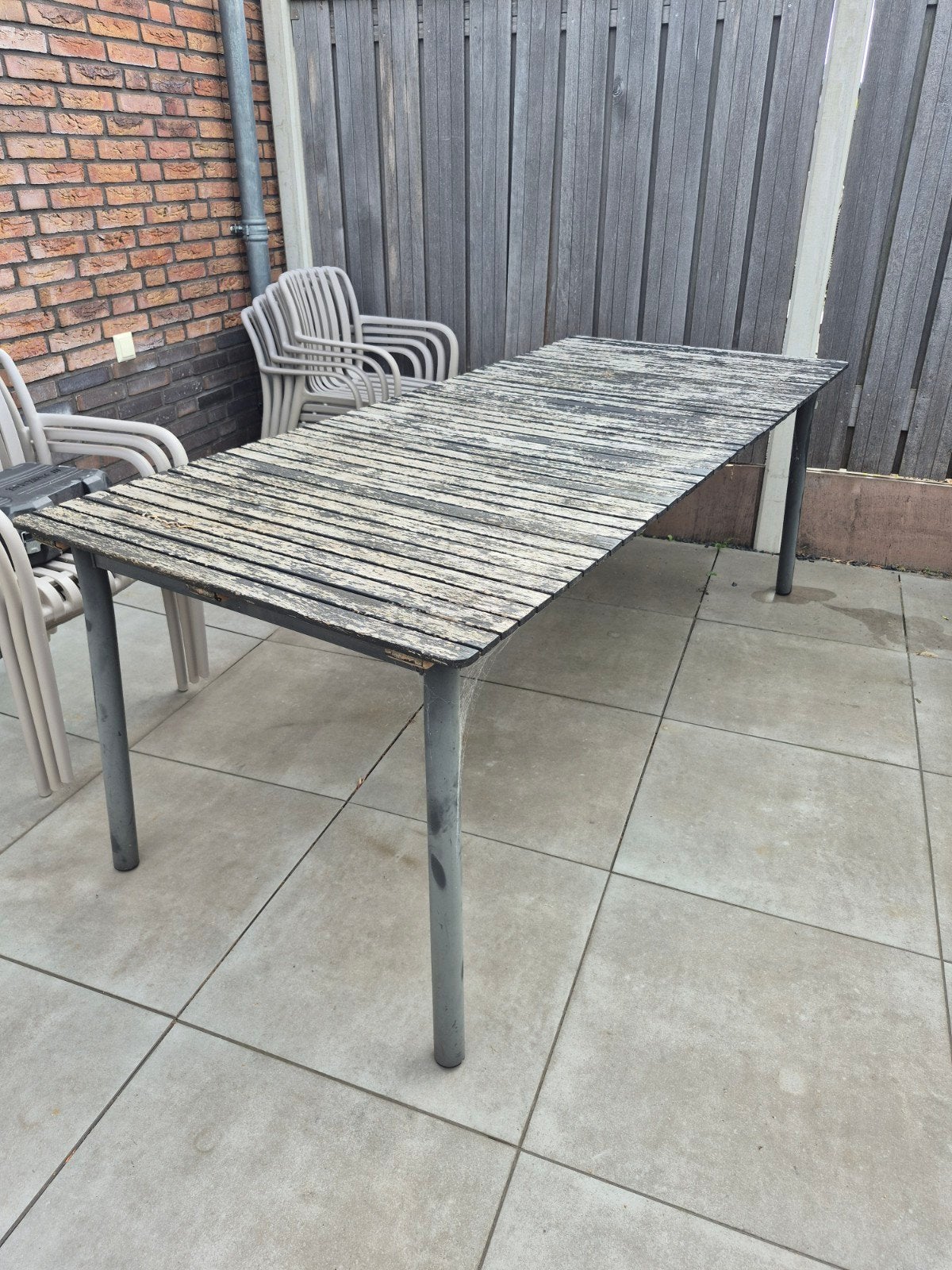 Robuuste tuintafel met houten blad en metalen onderstel, Ophalen