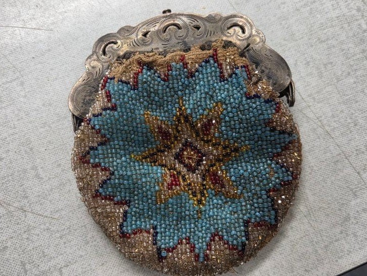 Antieke kralen portemonnee met zilveren montuur, Antiek en Kunst, Ophalen of Verzenden