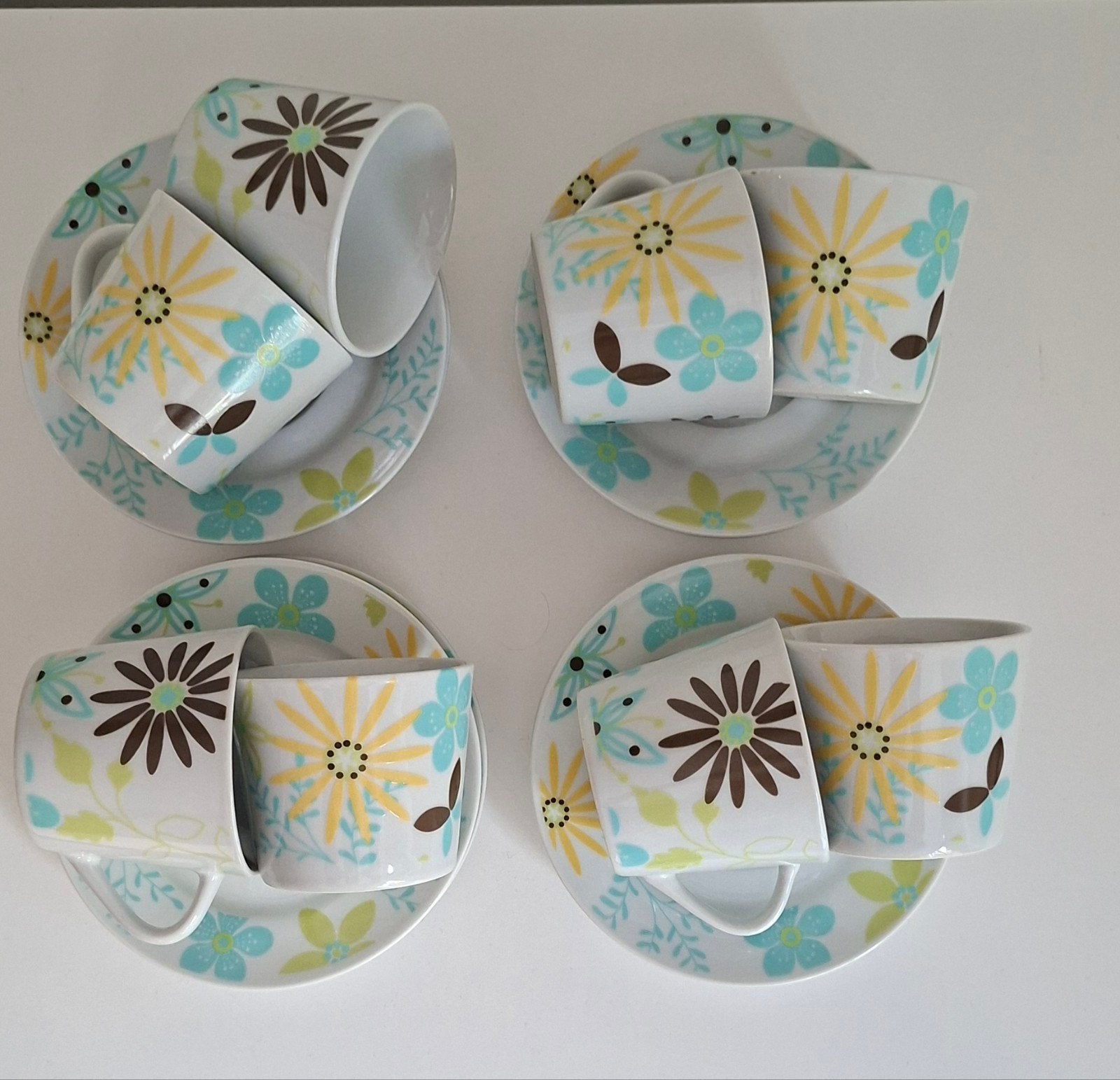 Kop en schotel set met bloemmotief - 8 stuks, Ophalen of Verzenden, Gebruikt, Keramiek, Kop(pen) en/of Schotel(s)