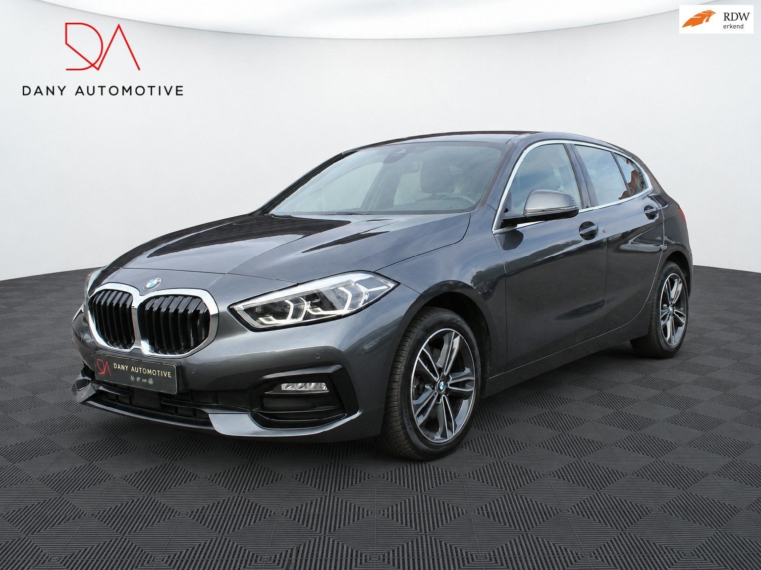 BMW 1-serie 118i CARPLAY I VIRTUAL I SFEERVERL. I CRUISE I L, Auto's, Dealer onderhouden, 136 pk, Gebruikt, Leder en Stof