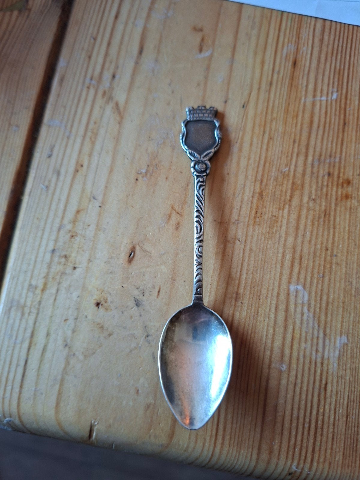 Vintage zilverkleurig lepeltje met wapenschild, Antiek en Kunst, Ophalen of Verzenden