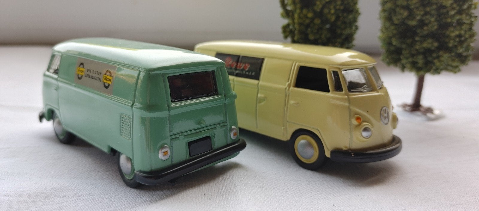 VW bus T1 1:43 2 stuks met reclameopdruk, Verzenden, Auto, Overige merken