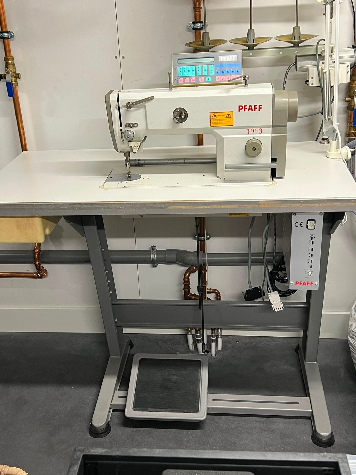 PFAFF 1053 industriële naaimachine 220V compleet met tafel, Ophalen, Naaimachine, Industrieel, Gebruikt