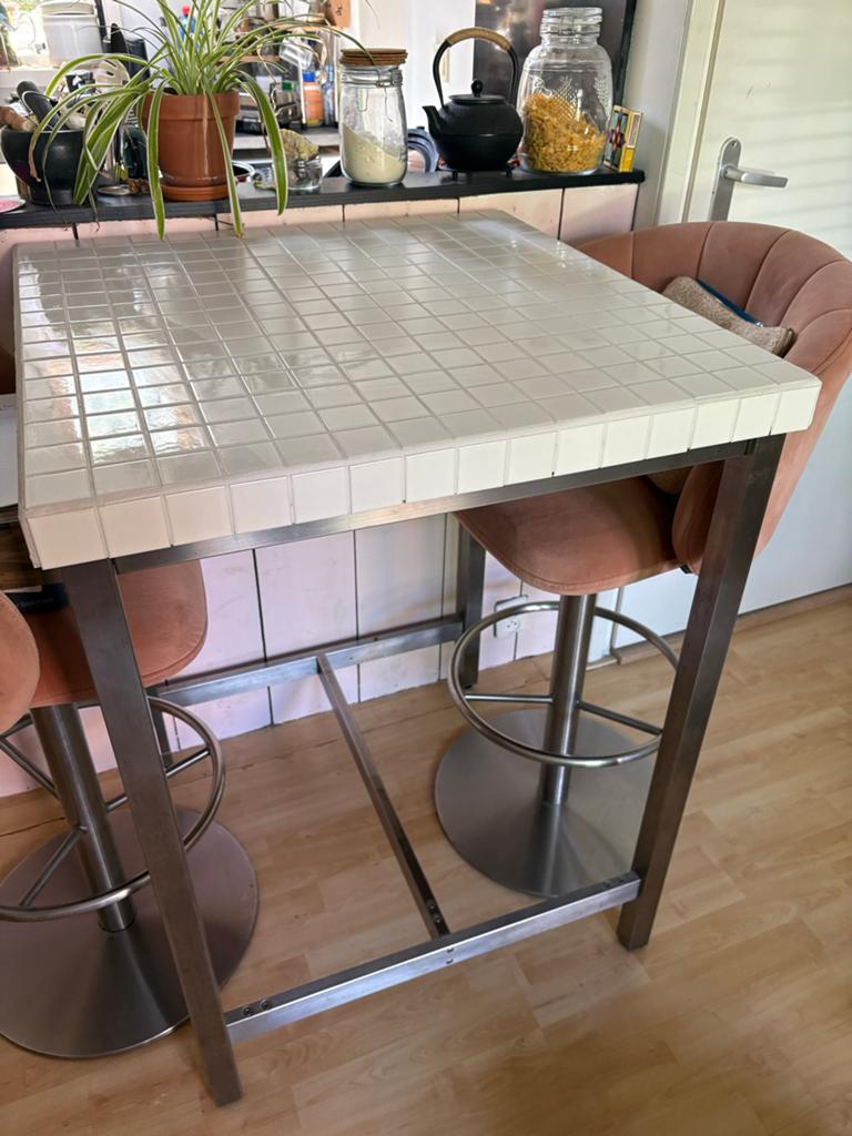 Hoge tafel met witte kleine tegeltjes + hoge barstoelen, Ophalen, Gebruikt