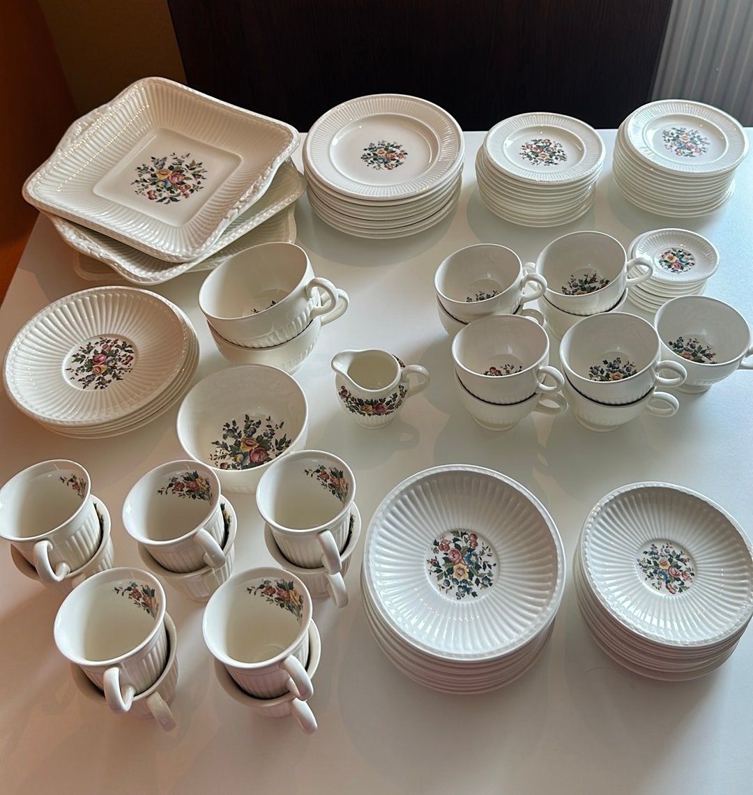 Uitgebreid Wedgwood "Conway" Servies - Made in England, Ophalen, Keramiek, Zo goed als nieuw, Wedgwood