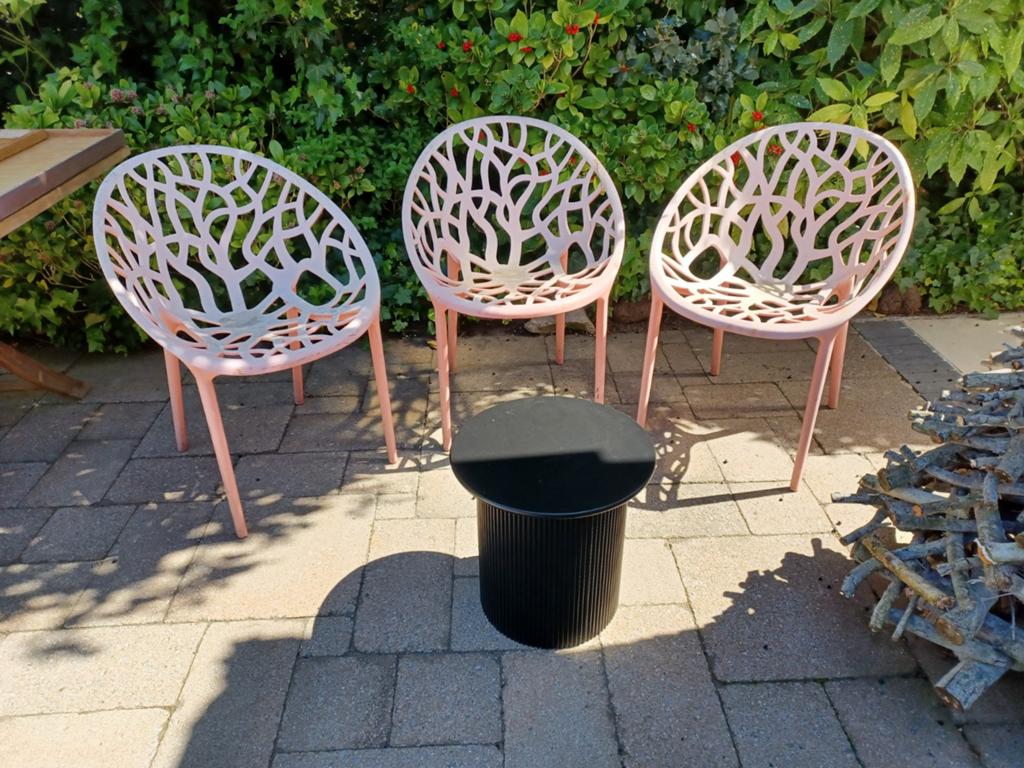 Set van 3 roze tuinstoelen met boomstructuur en bijzettafel, Tuin en Terras, Tuinstoelen, Ophalen, Gebruikt, Kunststof