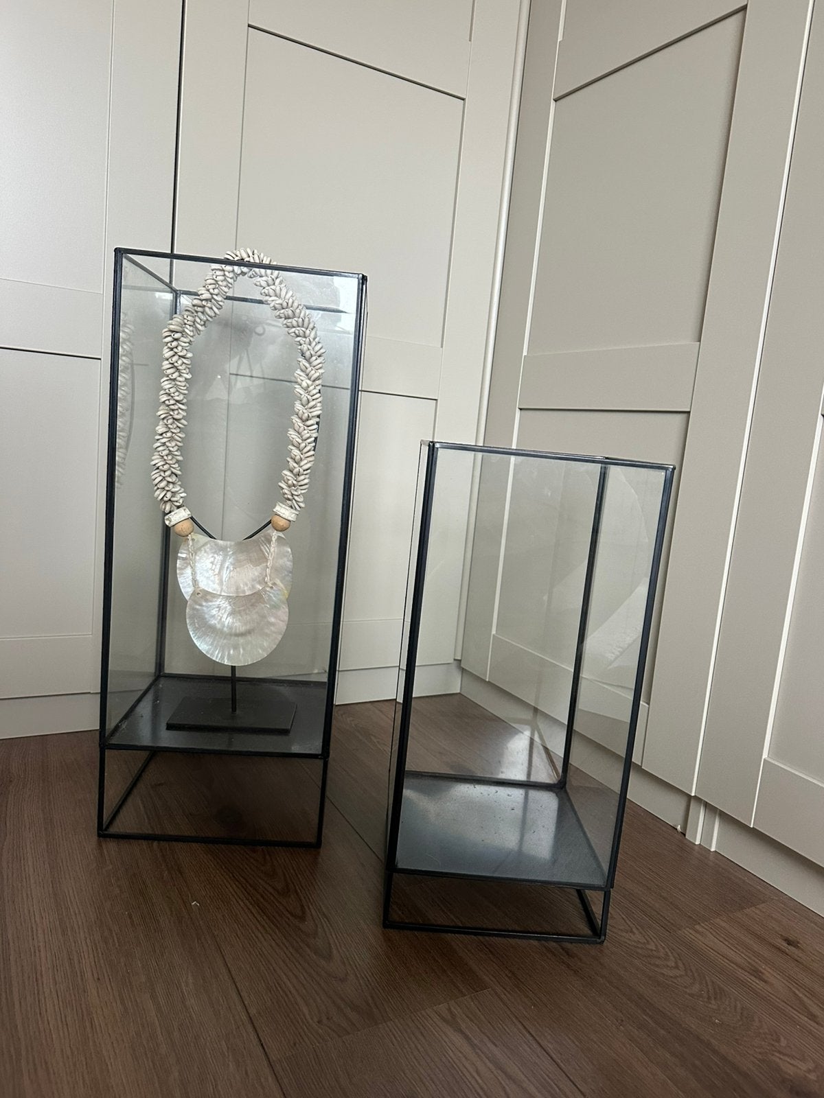 2 mooie stolpen / vitrines, Ophalen, Zo goed als nieuw