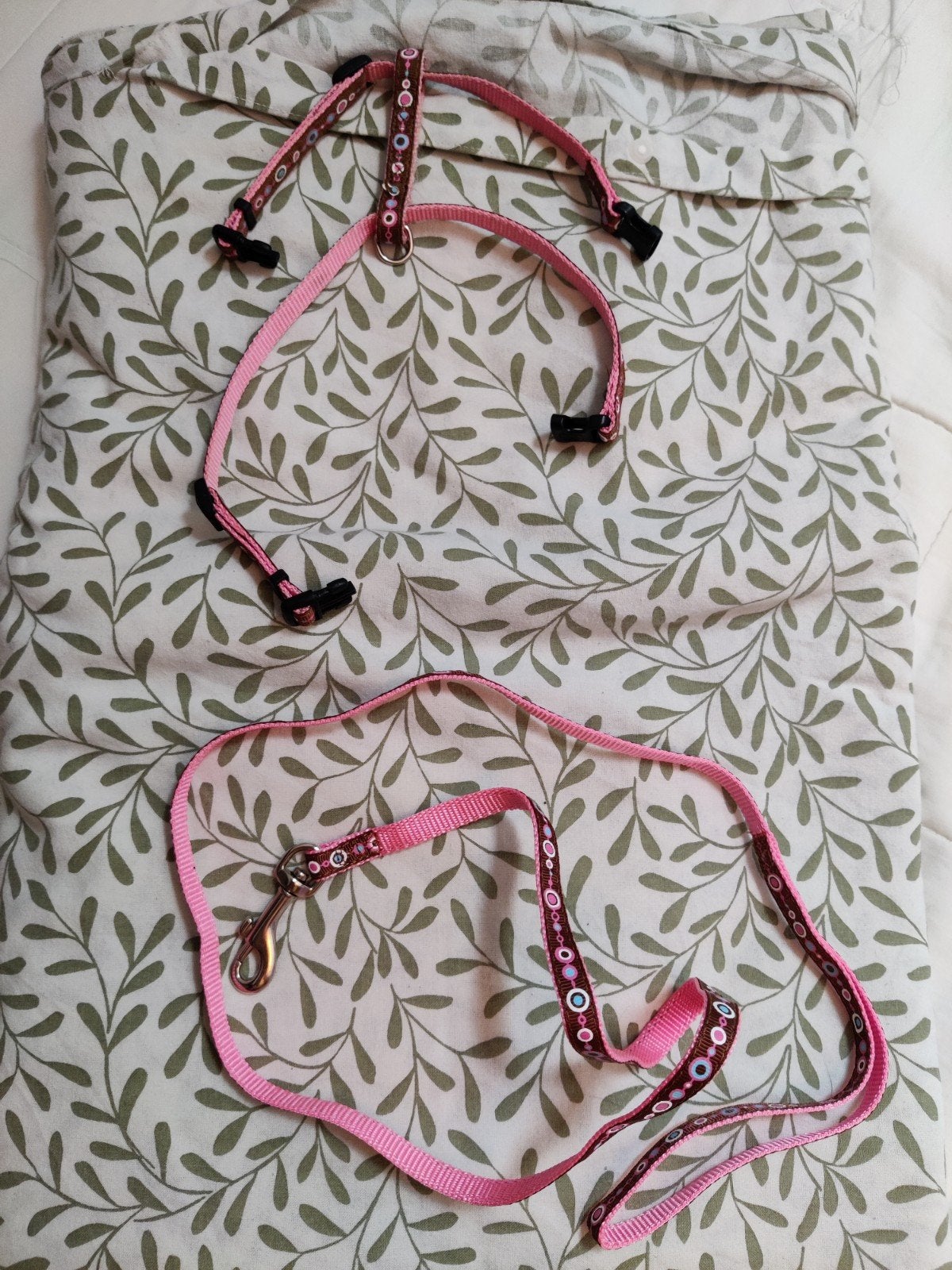 Twee tuigjes met een kort lijntje, Dieren en Toebehoren, Katten-accessoires, Ophalen of Verzenden, Zo goed als nieuw