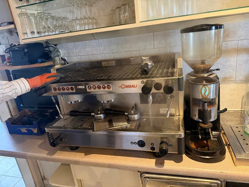 La Cimbali M28 espressomachine met koffiemolen horeca, Witgoed en Apparatuur, Gebruikt, Espresso apparaat, 10 kopjes of meer, Koffiebonen