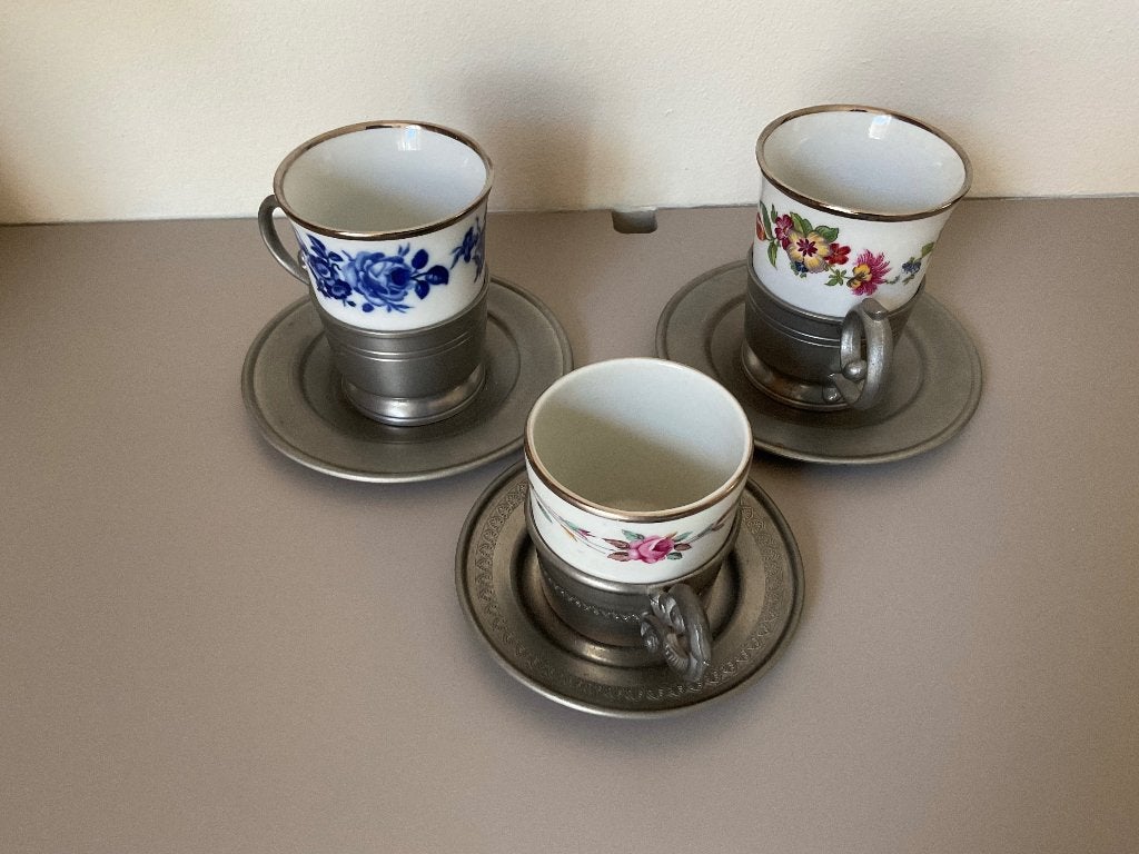 Tinnen houders met porseleinen bekertjes, Ophalen