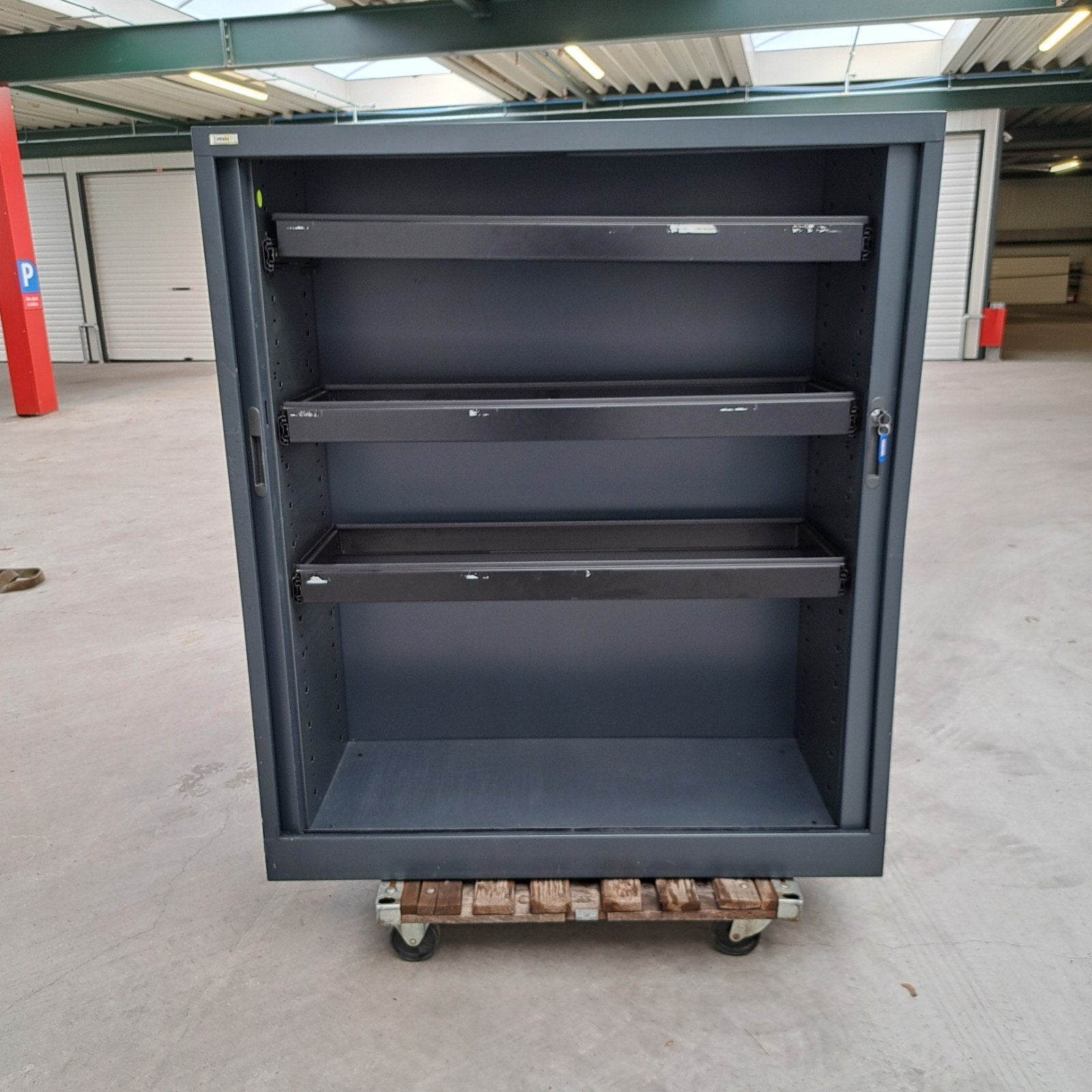 gebruikte archiefkast met rolschuifdeuren, Ophalen, Gebruikt, 100 tot 150 cm, 100 tot 150 cm
