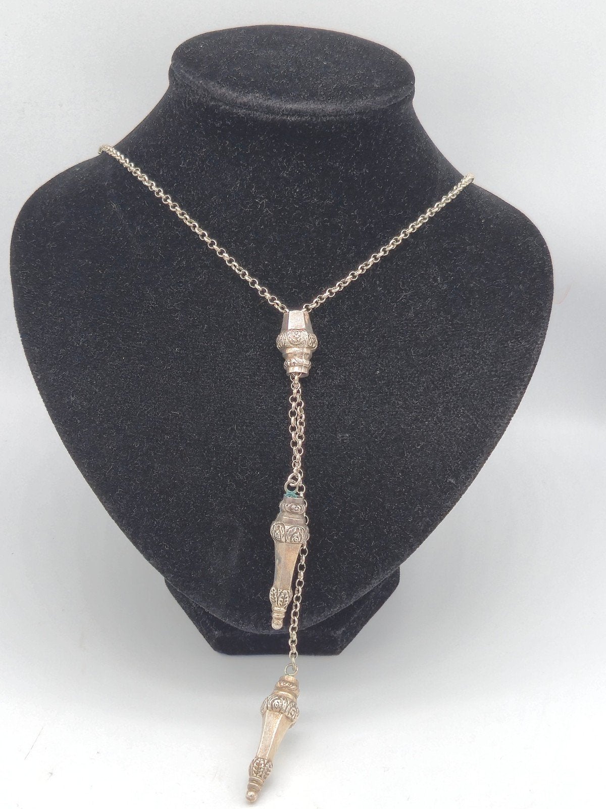 Antieke zilveren breipenbeschermers aan jasseron ketting, Verzenden, Zilver, Ketting