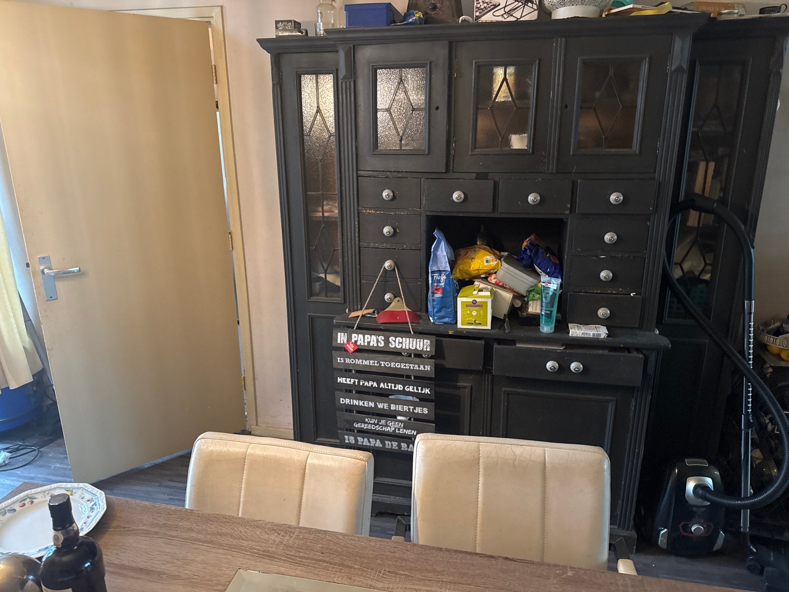 Antieke zwarte buffetkast met glas en lades, Ophalen of Verzenden