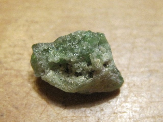 min. 4x aparte ruwe edelsteen TSAVORIET (4), Verzenden, Mineraal