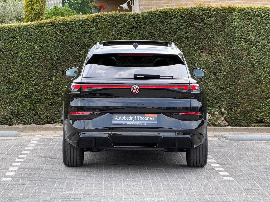 Volkswagen T-Roc 1.5 eTsi R-Line Trekhaak | Pano | 20", 4 cilinders, Alcantara, Zwart, Bedrijf