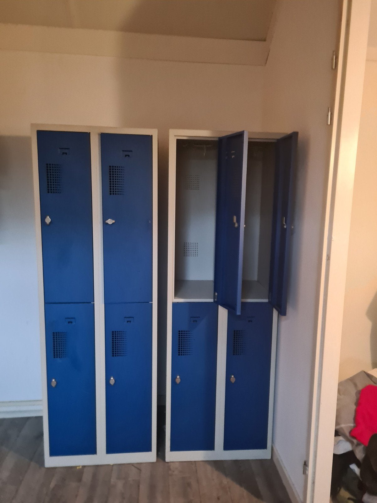 2 Mooie lockerkasten 180x60x50 met 2 ophanghaken en roedel, Ophalen