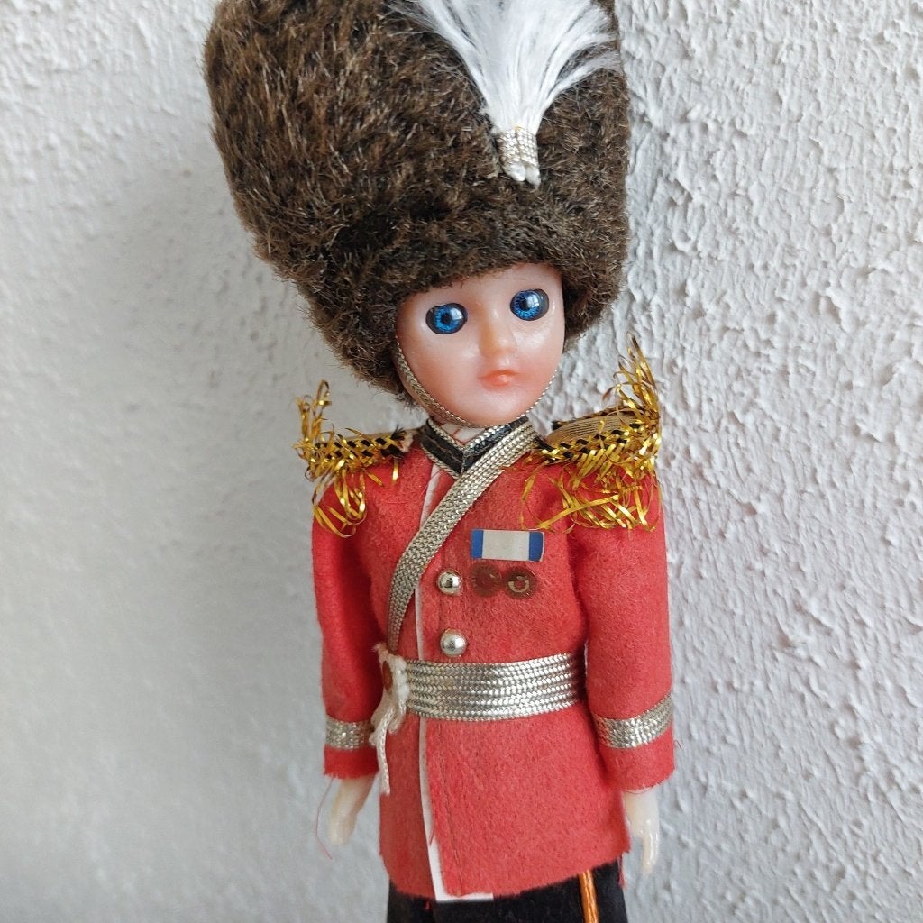 Oud popje english guard slechts 1 euro., Ophalen of Verzenden, Gebruikt, Pop