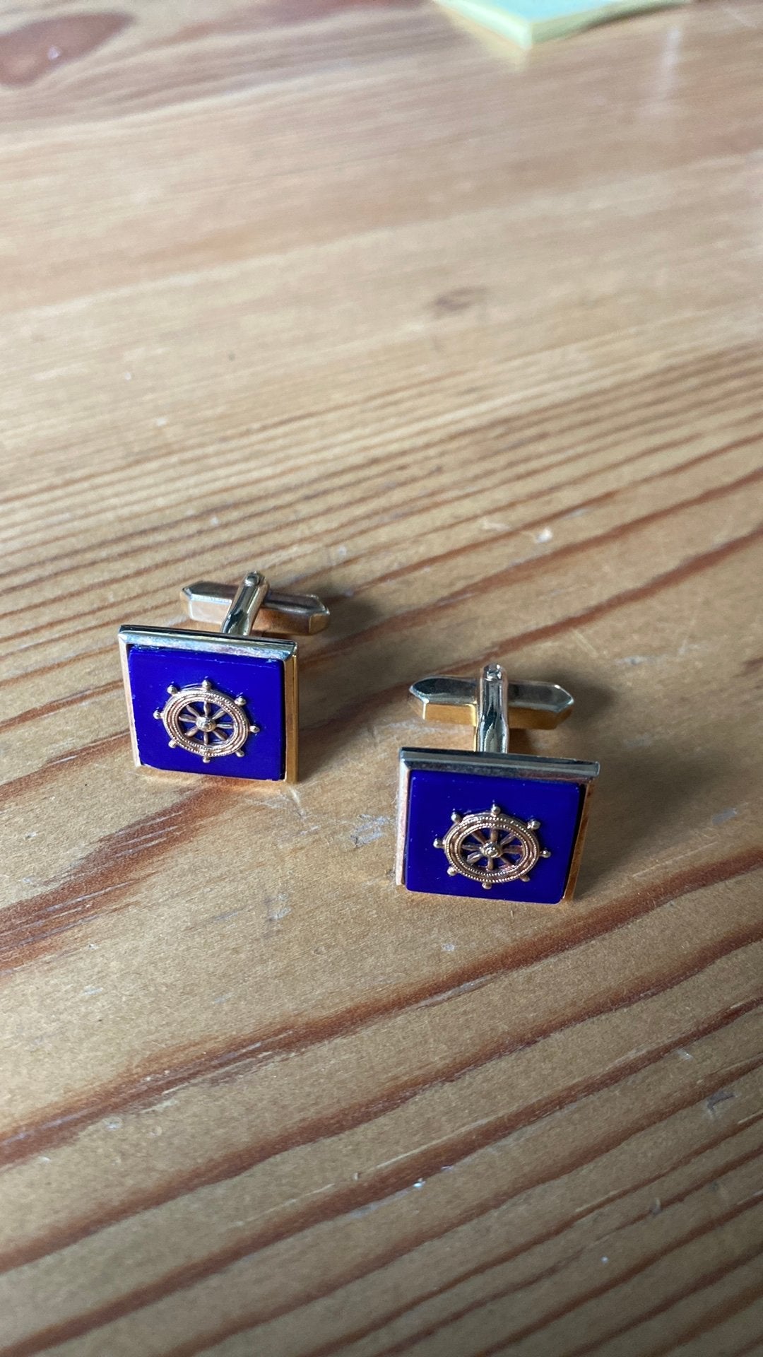 Manchetknopen met stuurwiel design, Ophalen of Verzenden, Gebruikt, Overige materialen, Verguld