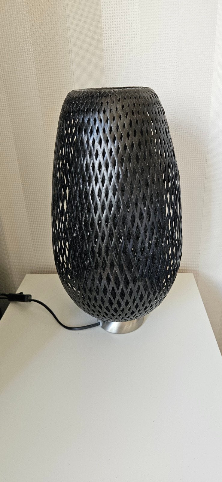 2 Zwarte tafellampen Böja Ikea met gevlochten kap - H 40 cm, Huis en Inrichting, Lampen | Tafellampen, Ophalen, Gebruikt, Sfeerlamp