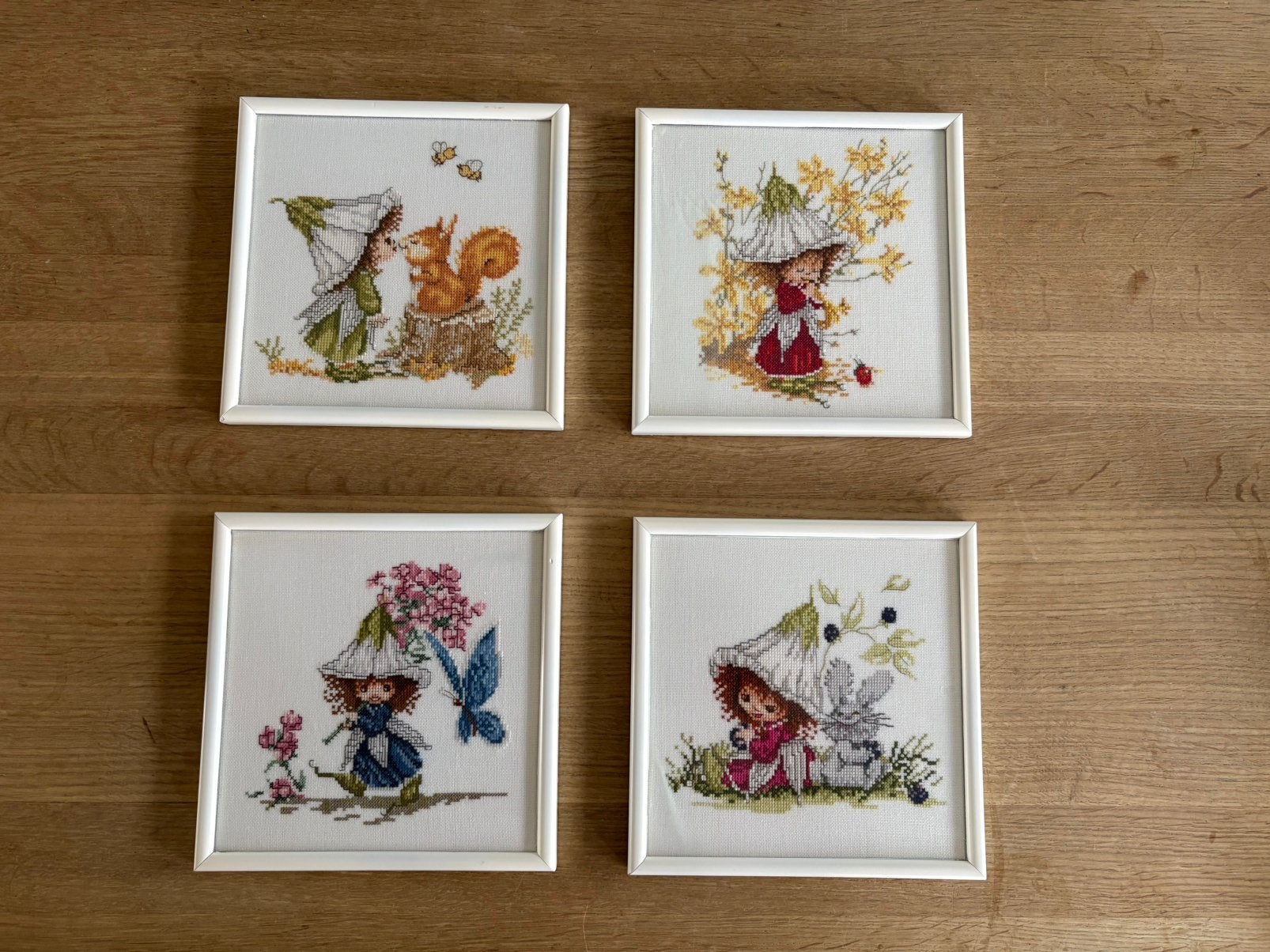 Schattige vintage borduurprentjes Victoria Plum in lijst, Ophalen of Verzenden, Zo goed als nieuw