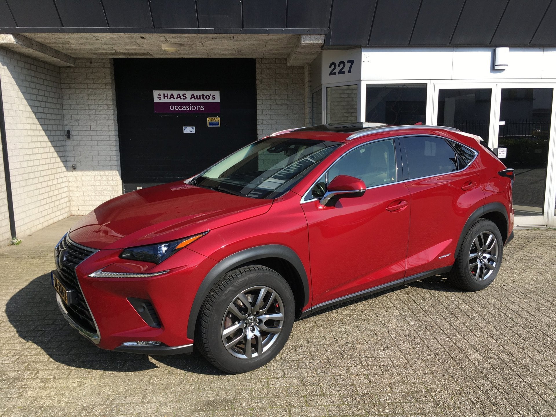 Lexus NX 300h AWD Luxury Line / OPEN DAK / DEALER SERVICED /, Auto's, Lexus, Automaat, Gebruikt, 1760 kg, Bedrijf