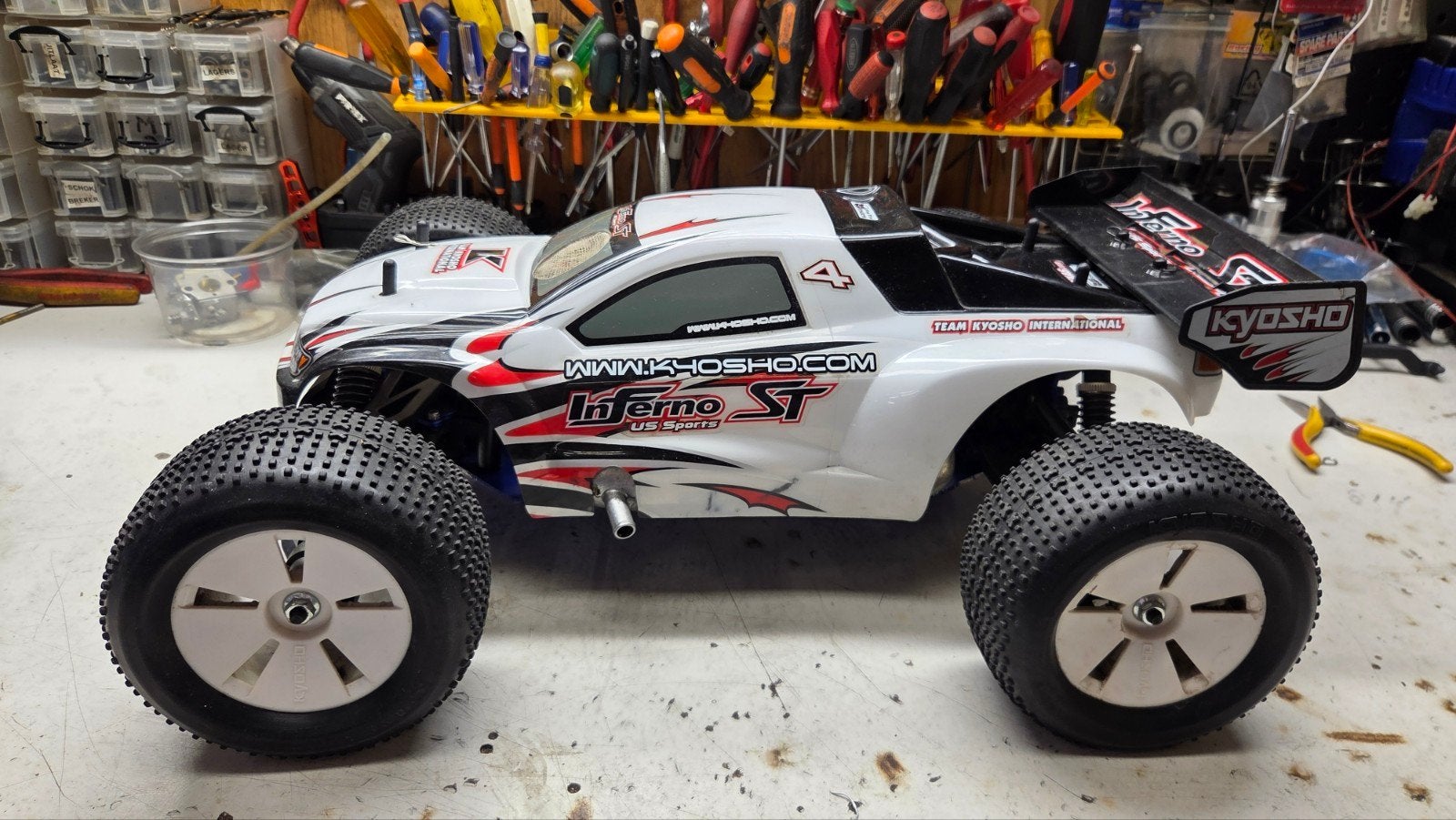 te koop mooie kyocho inferno, Gebruikt, Auto offroad, Ophalen of Verzenden, Schaal 1:8