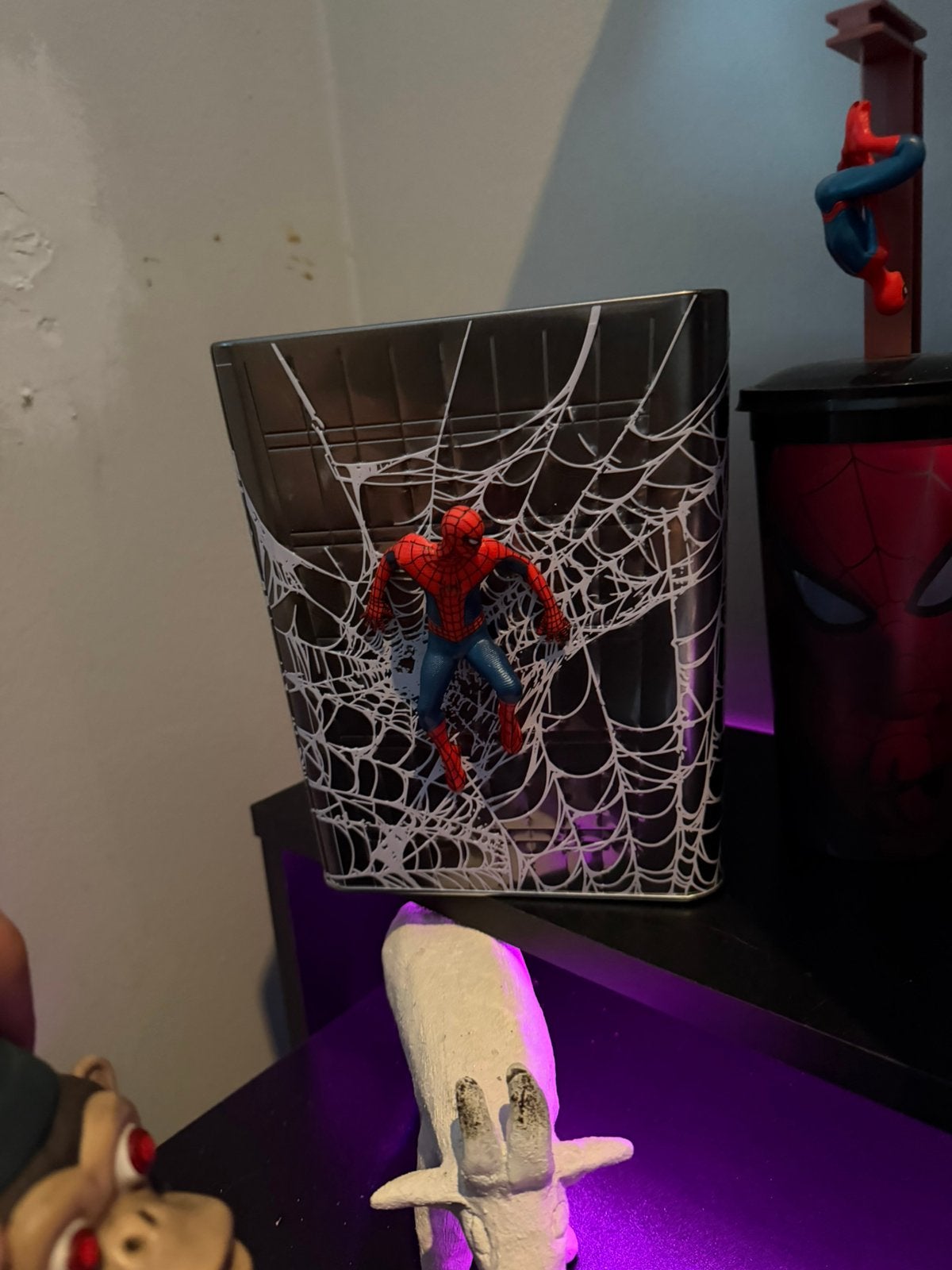 Spider-Man bucket, Ophalen