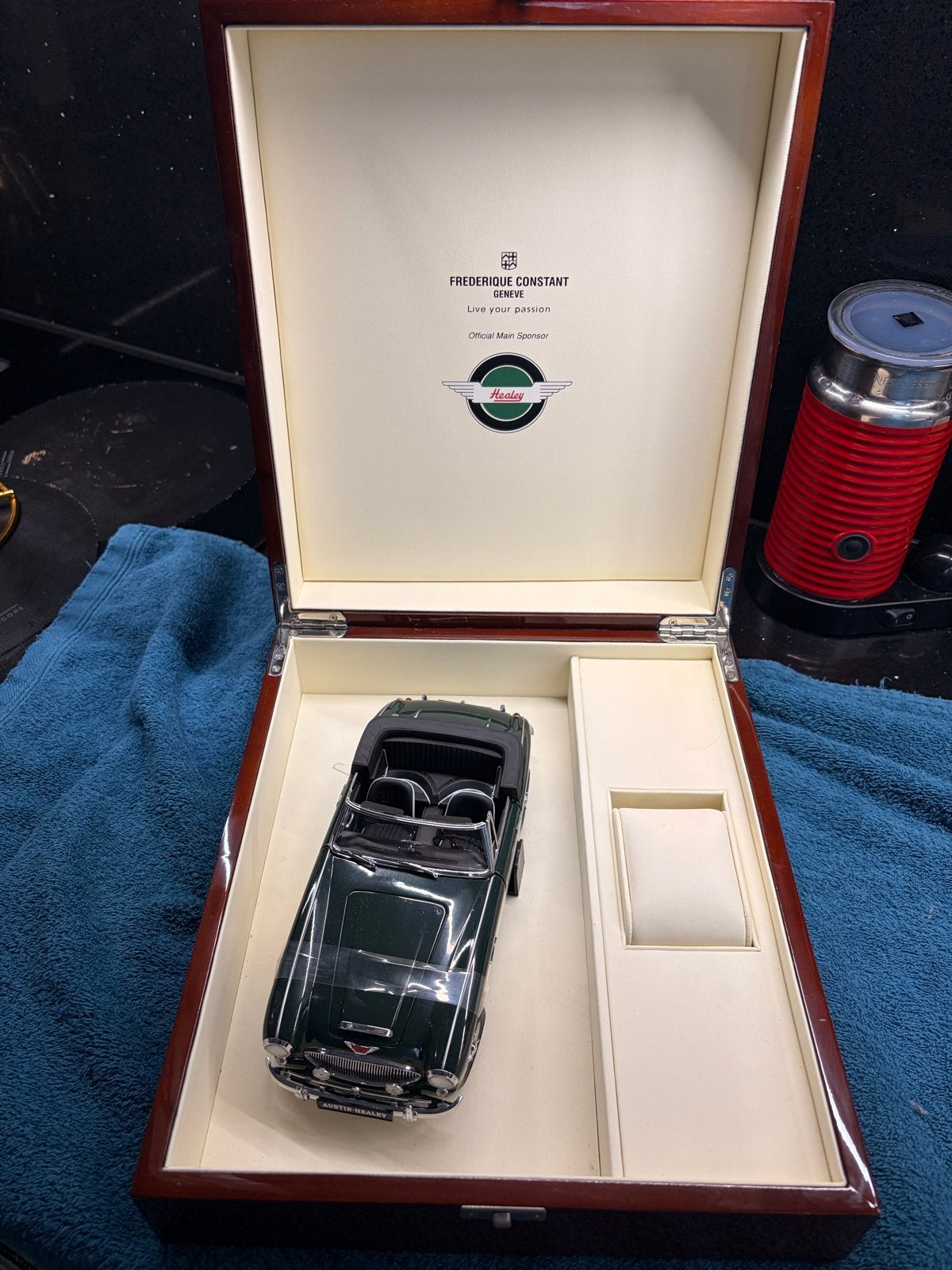 Frederique Constant Healey modelauto in luxe doos, Overige merken, Auto, Groter dan 1:32, Ophalen of Verzenden