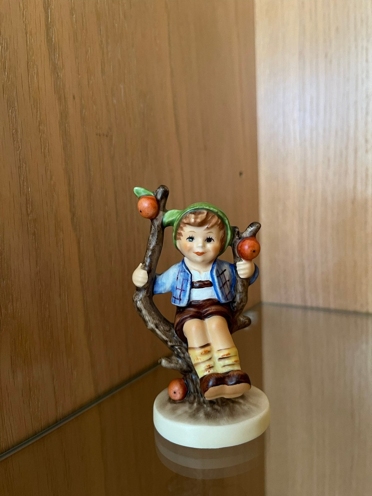 Hummel beeldje 142 3/0 Apple tree boy, Ophalen of Verzenden, Zo goed als nieuw, Hummel