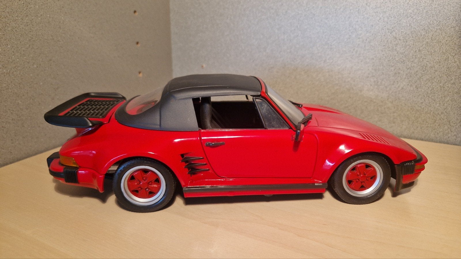 Porsche 911 Turbo Cabriolet (Rood) - Schaalmodel, Hobby en Vrije tijd, Modelauto's | 1:18, Ophalen of Verzenden