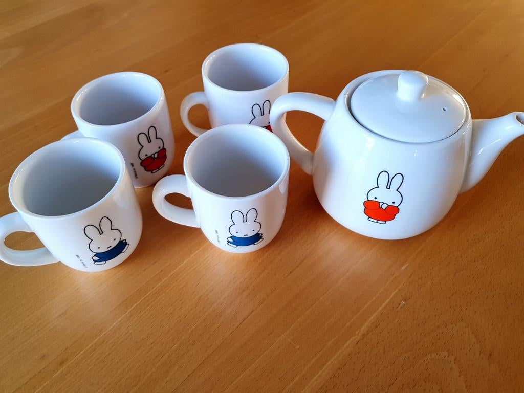 Nijntje servies - theepot met 4 kopjes in keurige staat, Huis en Inrichting, Keuken | Servies, Zo goed als nieuw, Kop(pen) en/of Schotel(s)