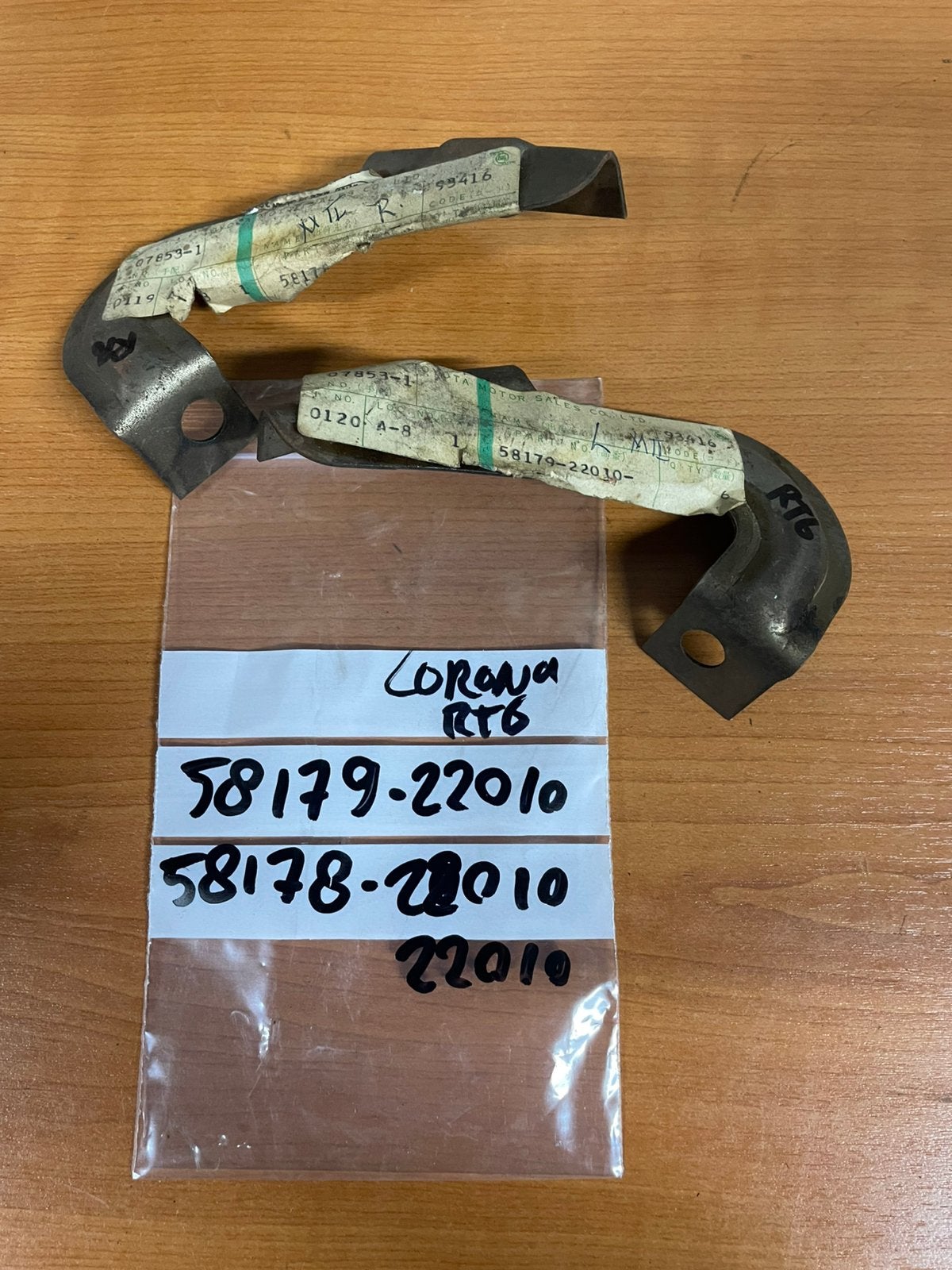 Toyota corona rt6 steun gril nieuw 58179-22010, Ophalen of Verzenden