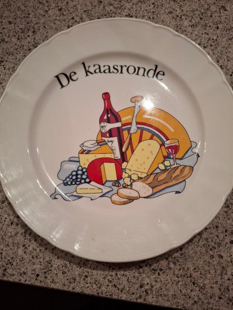 BORD DE KAASRONDE, PORCELAINE, ROYAL  AFM. DOORSNEE 26 CM, Huis en Inrichting, Gebruikt, Ophalen of Verzenden, Bord(en), Overige stijlen