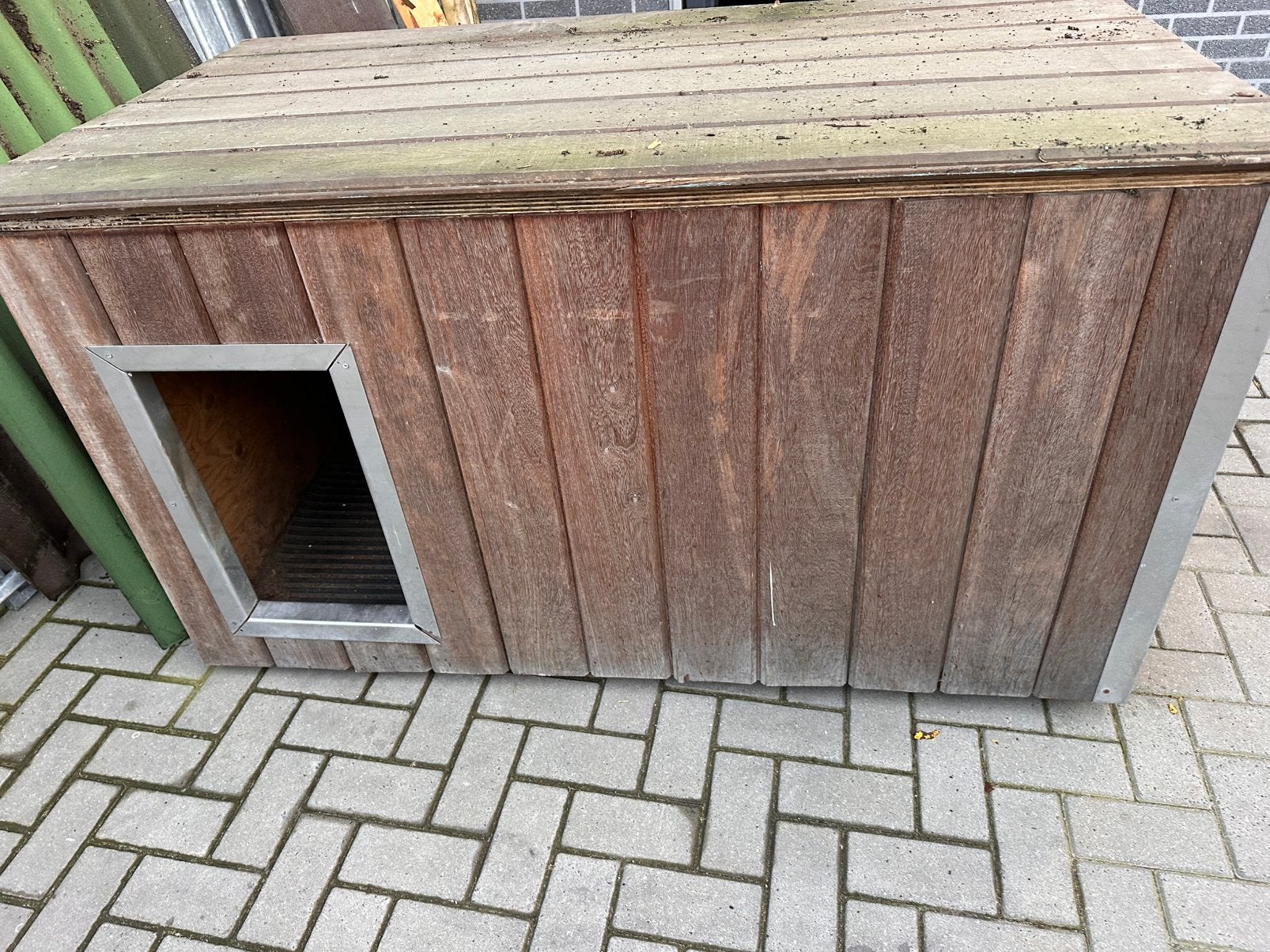Mooi groot geïsoleerd hondenhok, Ophalen, Zo goed als nieuw, 110 cm of meer