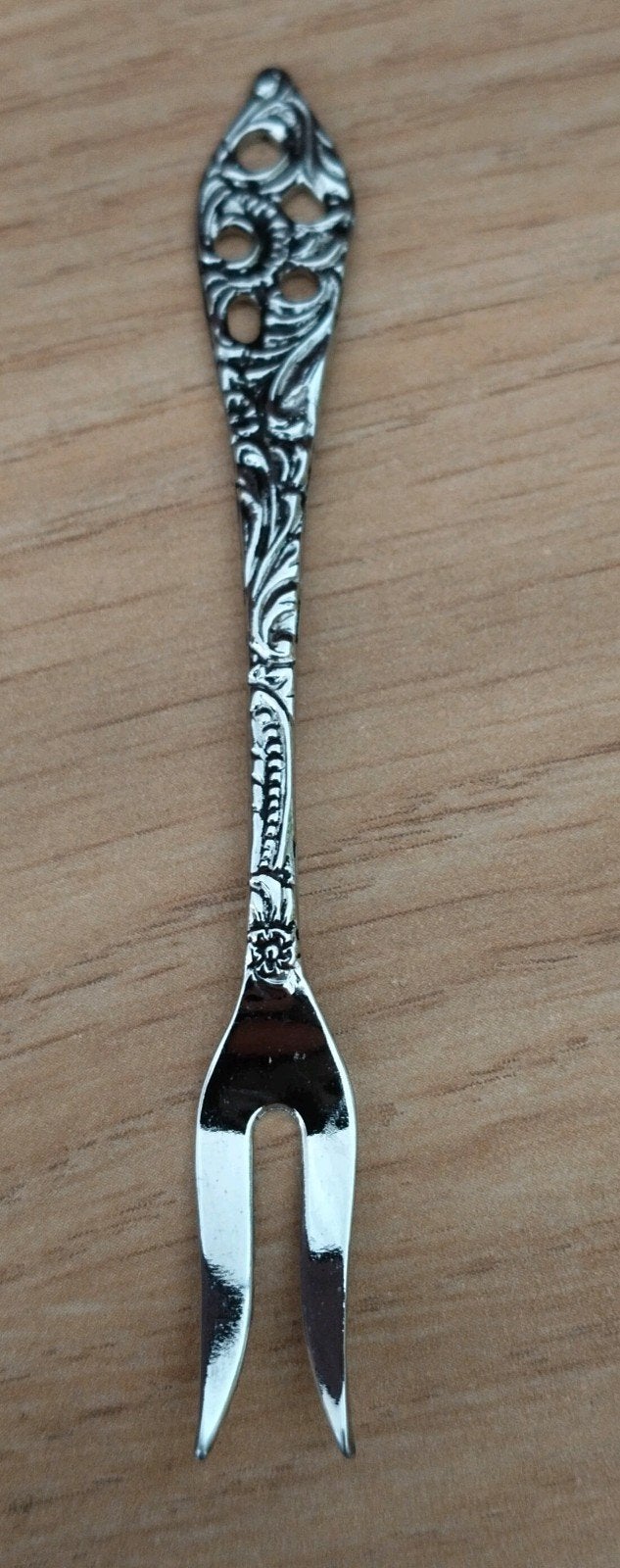 Decoratieve zilverkleurige vorkje - Antiek design, Huis en Inrichting, Dessertvork, Verzenden, Los bestek, Nieuw