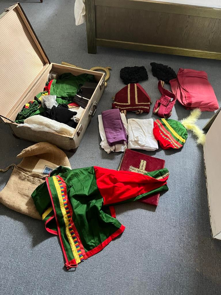 Sinterklaaspak met 2 pietenpakken, Ophalen, Gebruikt