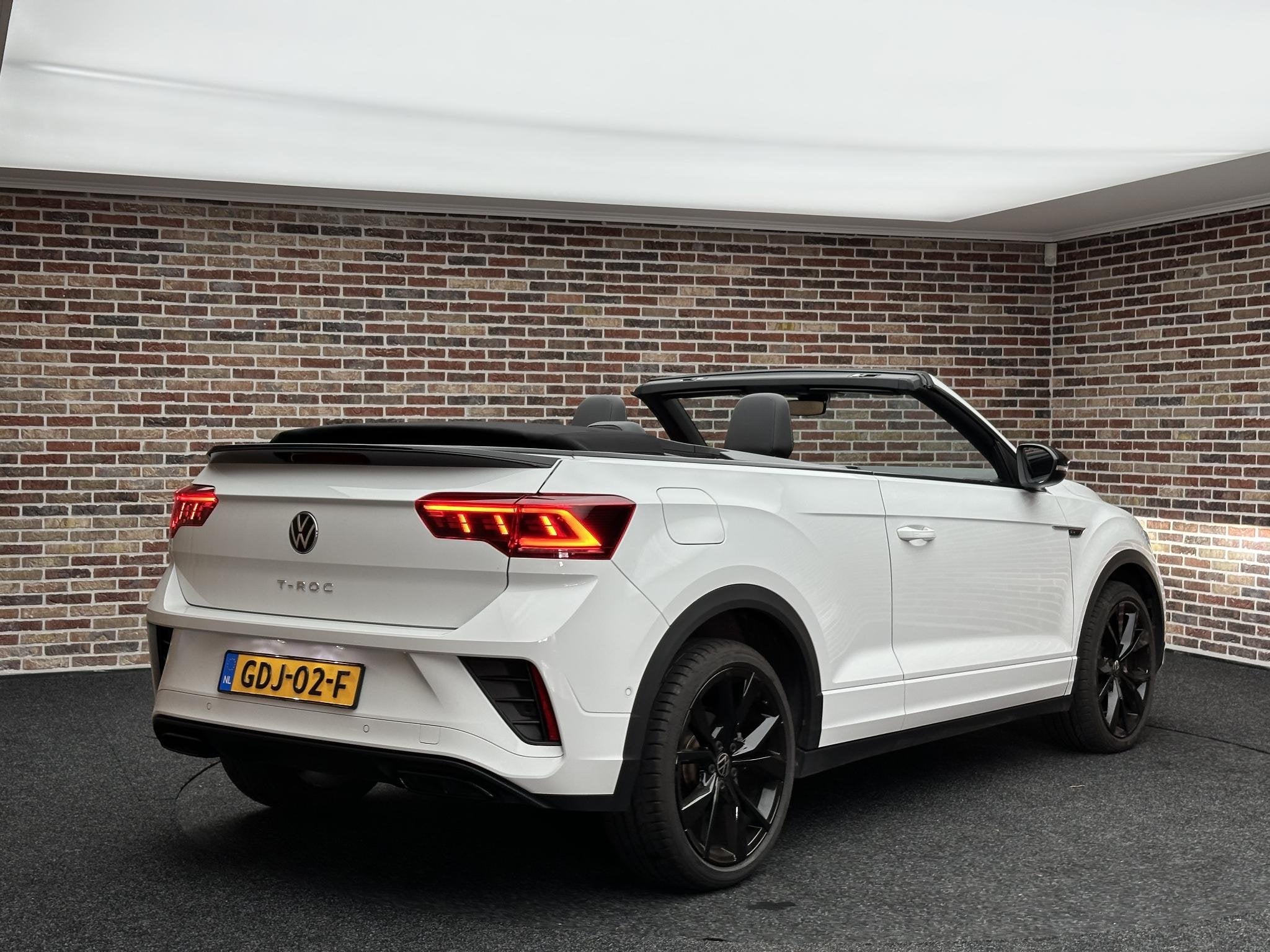 Volkswagen T-Roc Cabrio 1.5 TSI R-Line | Beats by Dre| IQ Li, 4 cilinders, Wit, Bedrijf, 1439 kg
