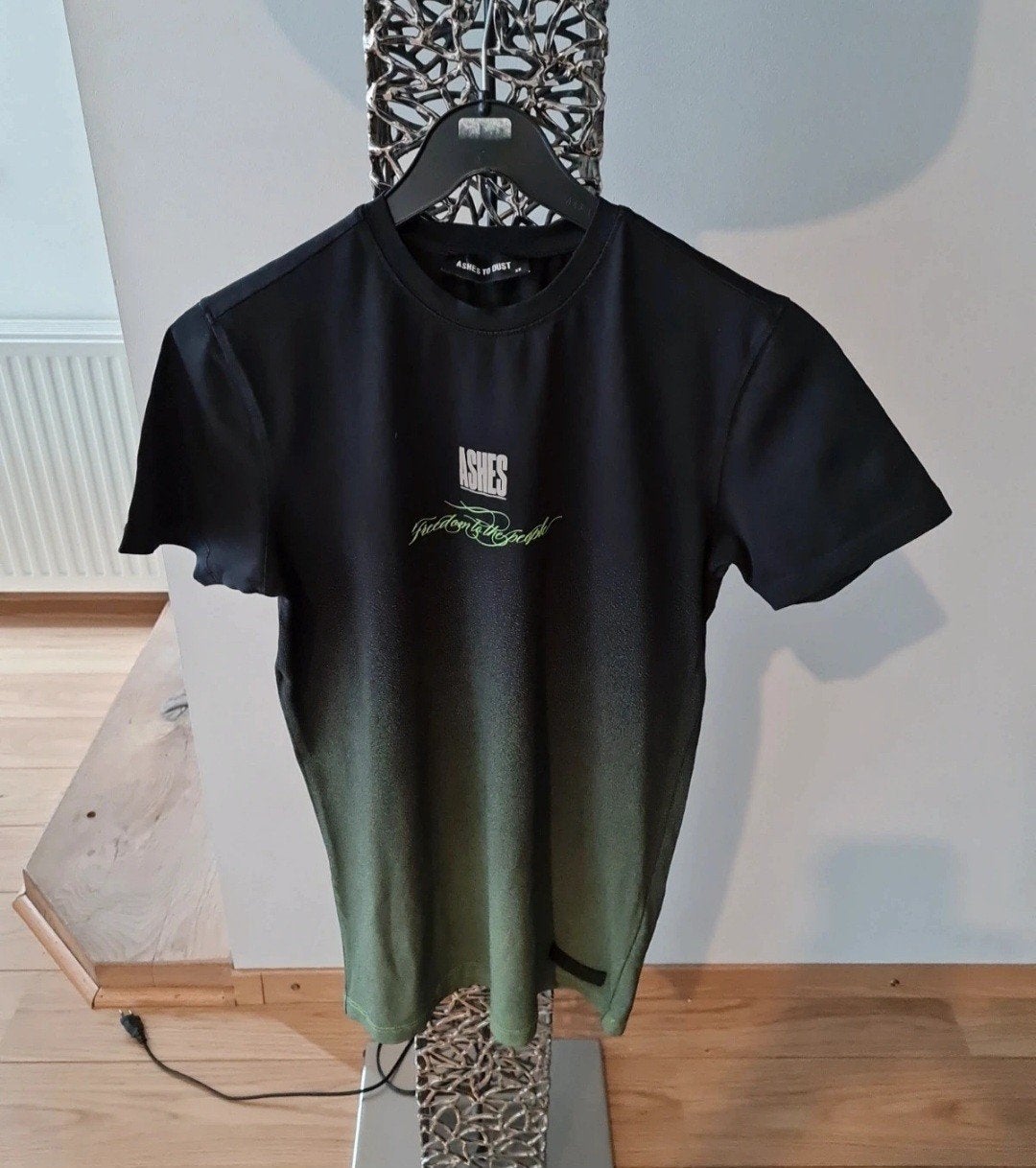 Ashes to Dust T-shirt Zwart/Groen Ombre Maat XS, Kleding | Heren, T-shirts, Ashes to Dust, Zwart, Ophalen of Verzenden, Zo goed als nieuw