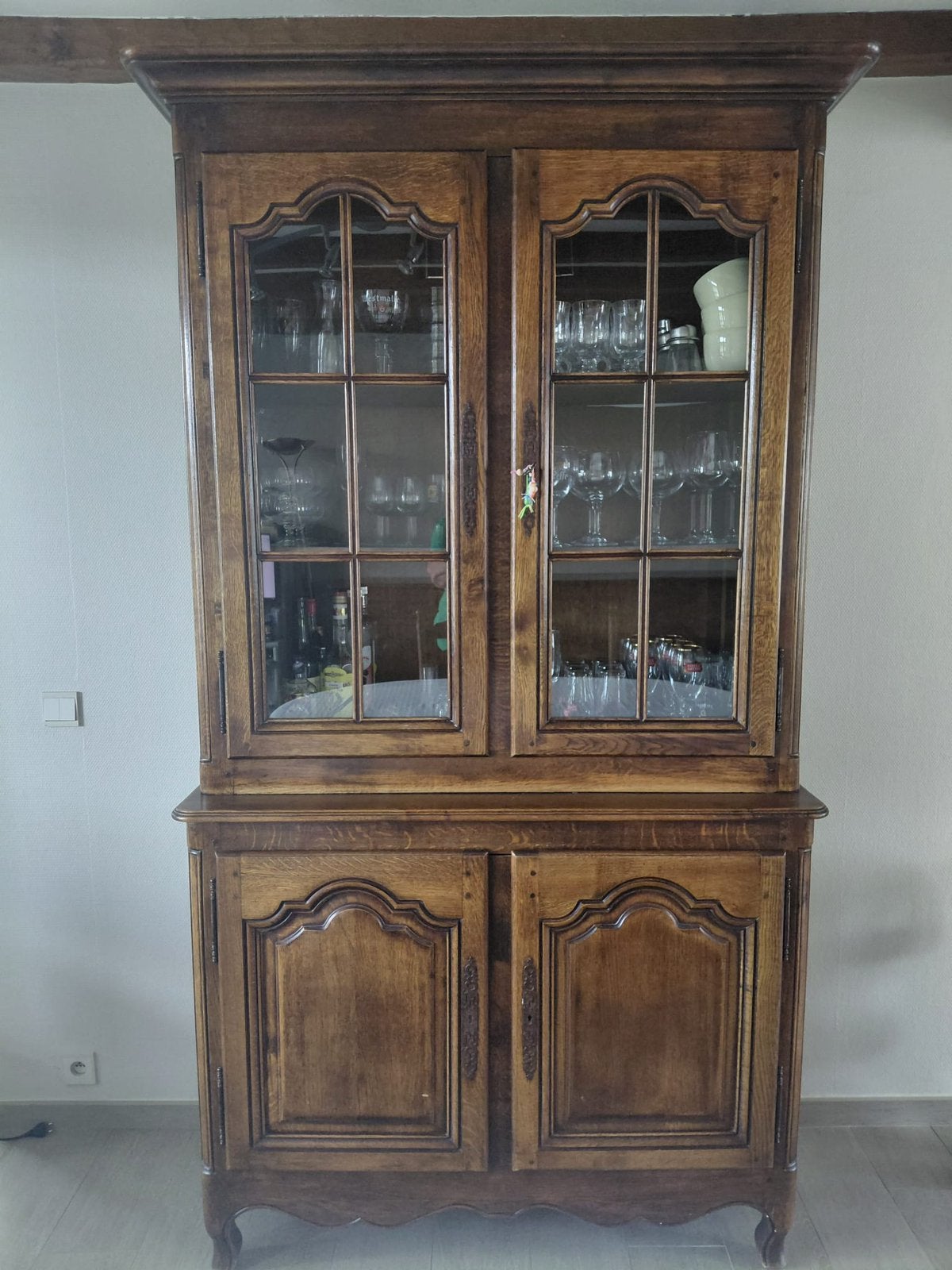 Glazen kast, dressoir en tafel met stoelen, Ophalen