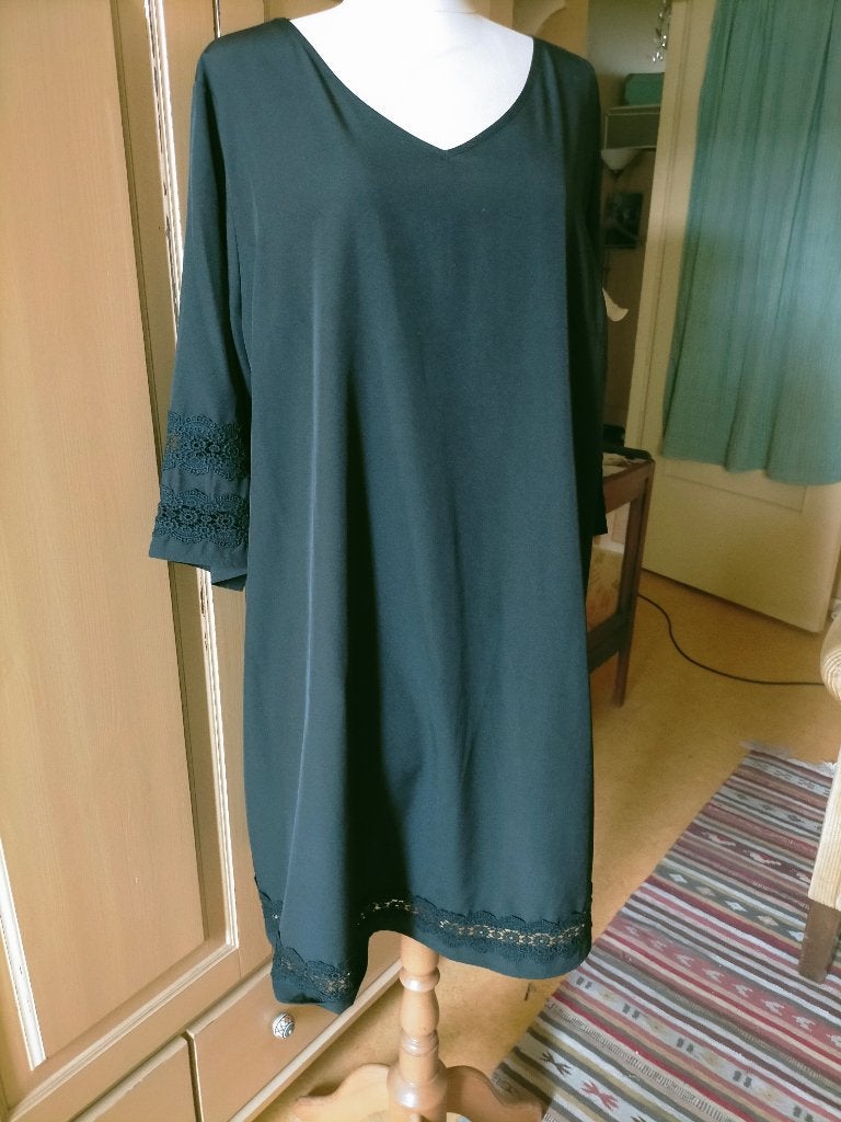 Korte zwarte jurk met kant 50 Sason Curve, Verzenden, Maat 46/48 (XL) of groter, Zo goed als nieuw, Knielengte
