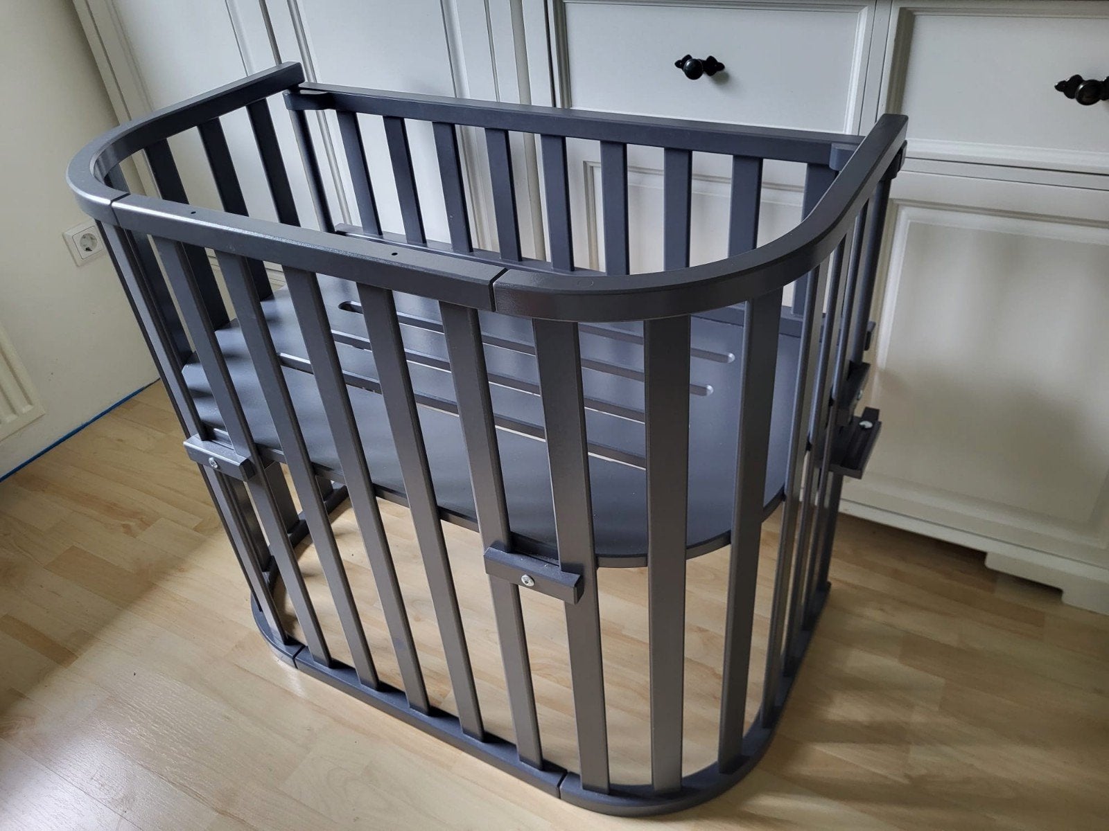 Babybay Maxi co-sleeper grijs met matrasjes en hoeslakens, Kinderen en Baby's, Ophalen, Gebruikt, Overige typen