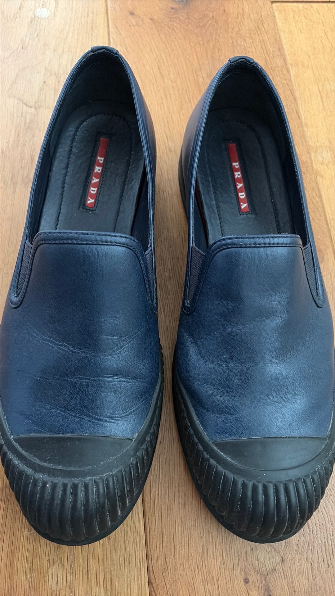 In zeer nette staat Prada instapschoen 39,5, Kleding | Dames, Ophalen of Verzenden, Zo goed als nieuw, Zwart, Sneakers of Gympen